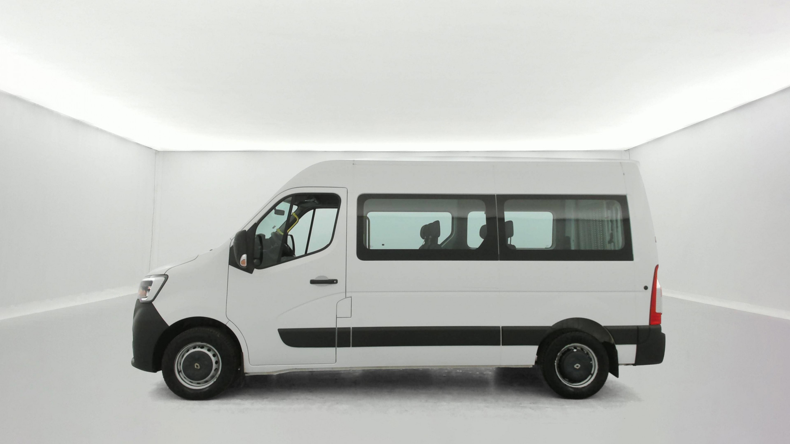 Vente en ligne Renault Master 3 Combi TPMR + RAMPE ACCES FAUTEUIL L2H2 dCi 135 E6 au prix de 31 990 €