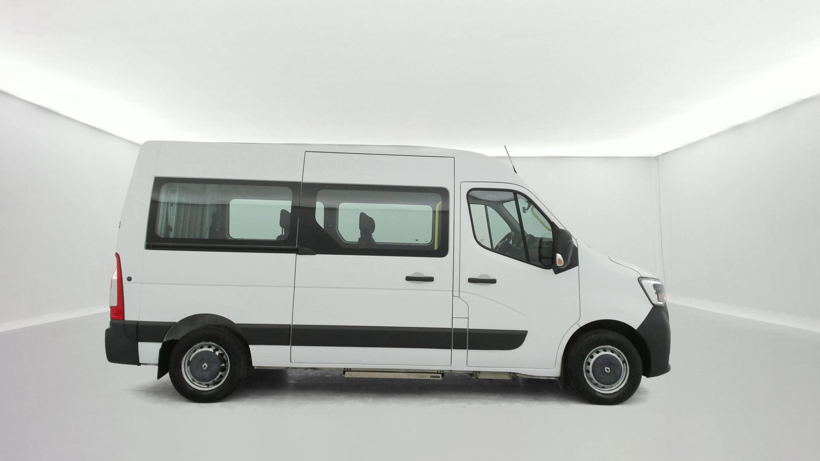 Vente en ligne Renault Master 3 Combi TPMR + RAMPE ACCES FAUTEUIL L2H2 dCi 135 E6 au prix de 31 990 €