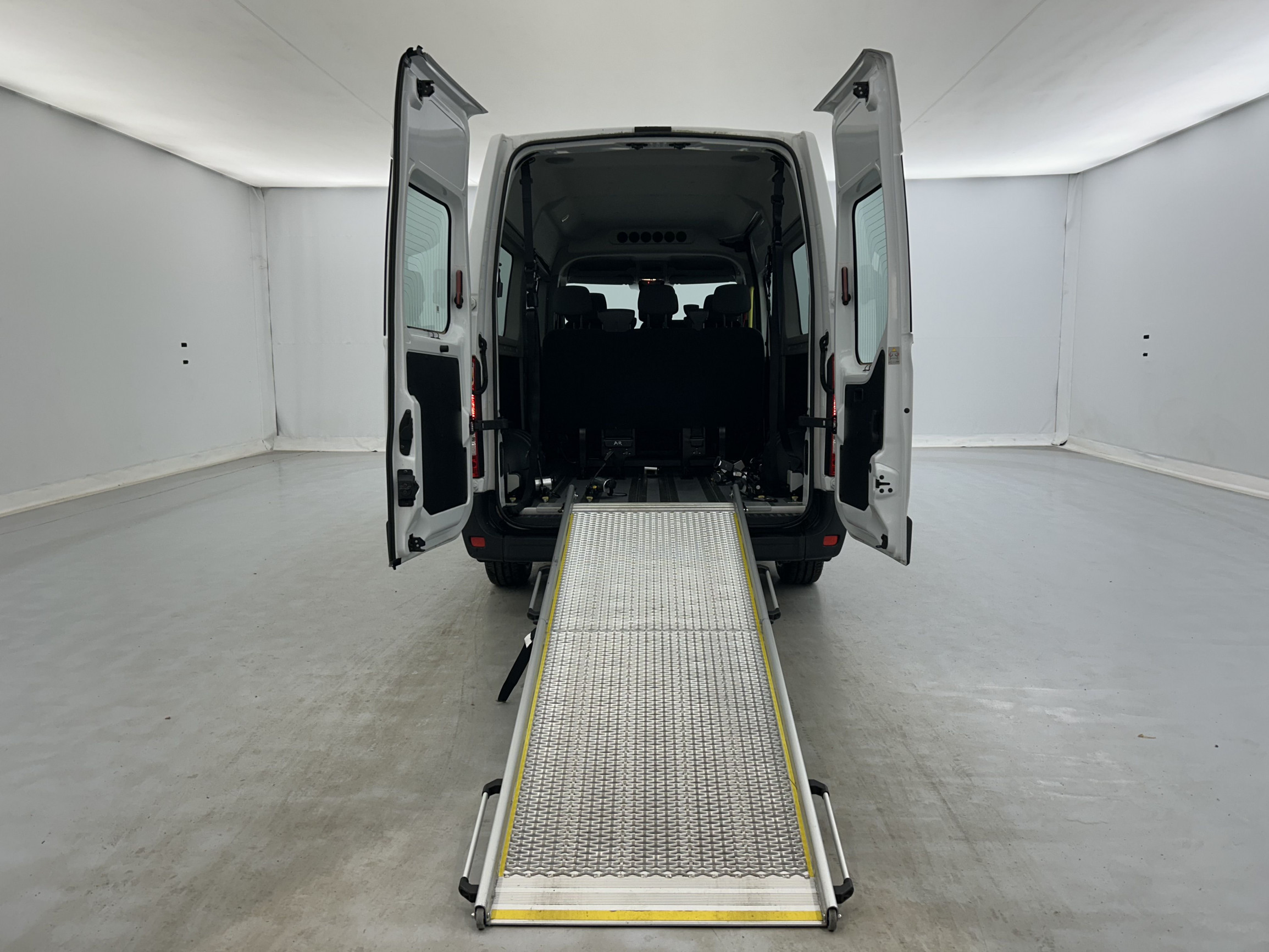 Vente en ligne Renault Master 3 Combi TPMR + RAMPE ACCES FAUTEUIL L2H2 dCi 135 E6 au prix de 31 990 €