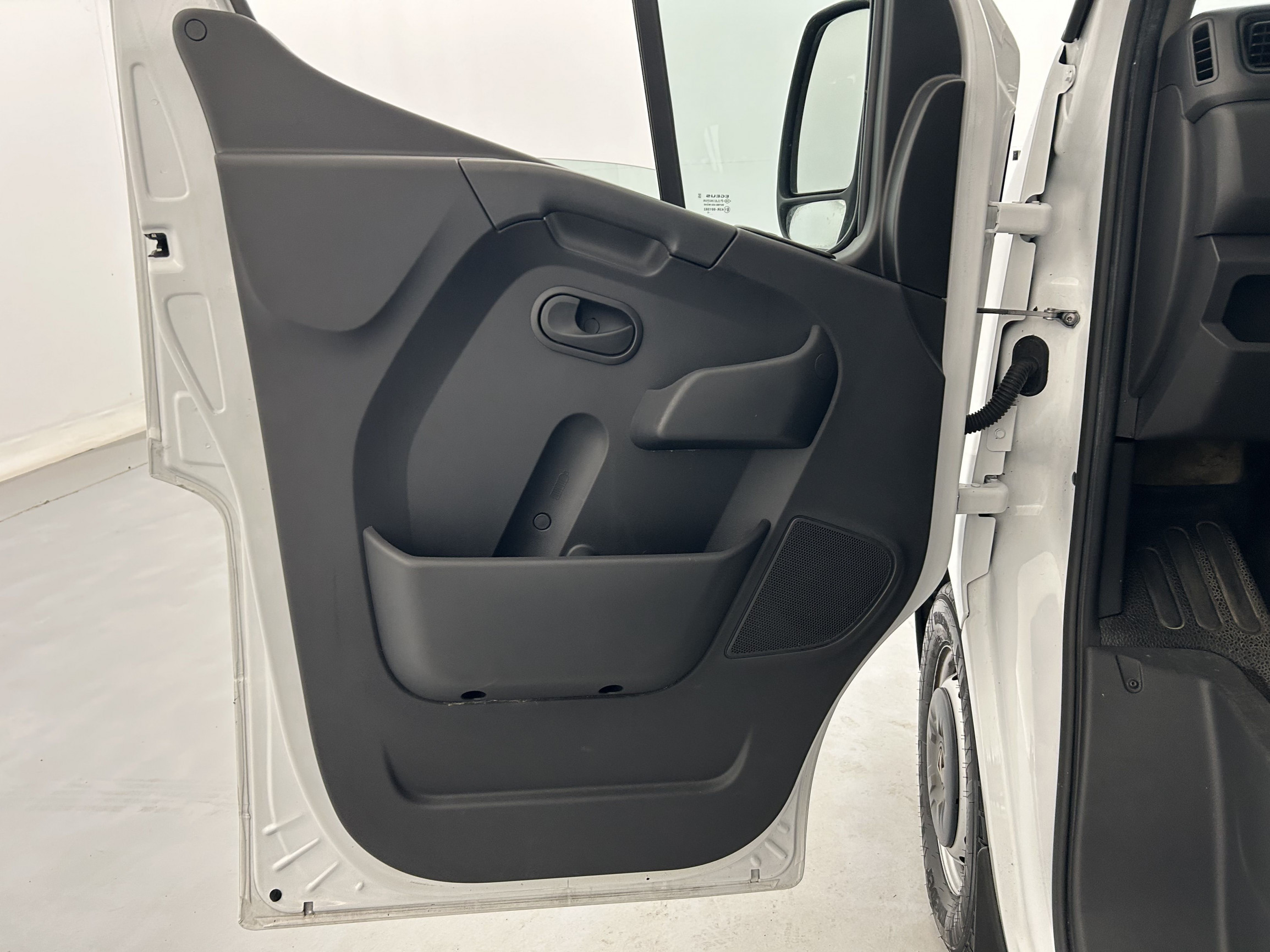 Vente en ligne Renault Master 3 Combi TPMR + RAMPE ACCES FAUTEUIL L2H2 dCi 135 E6 au prix de 31 990 €
