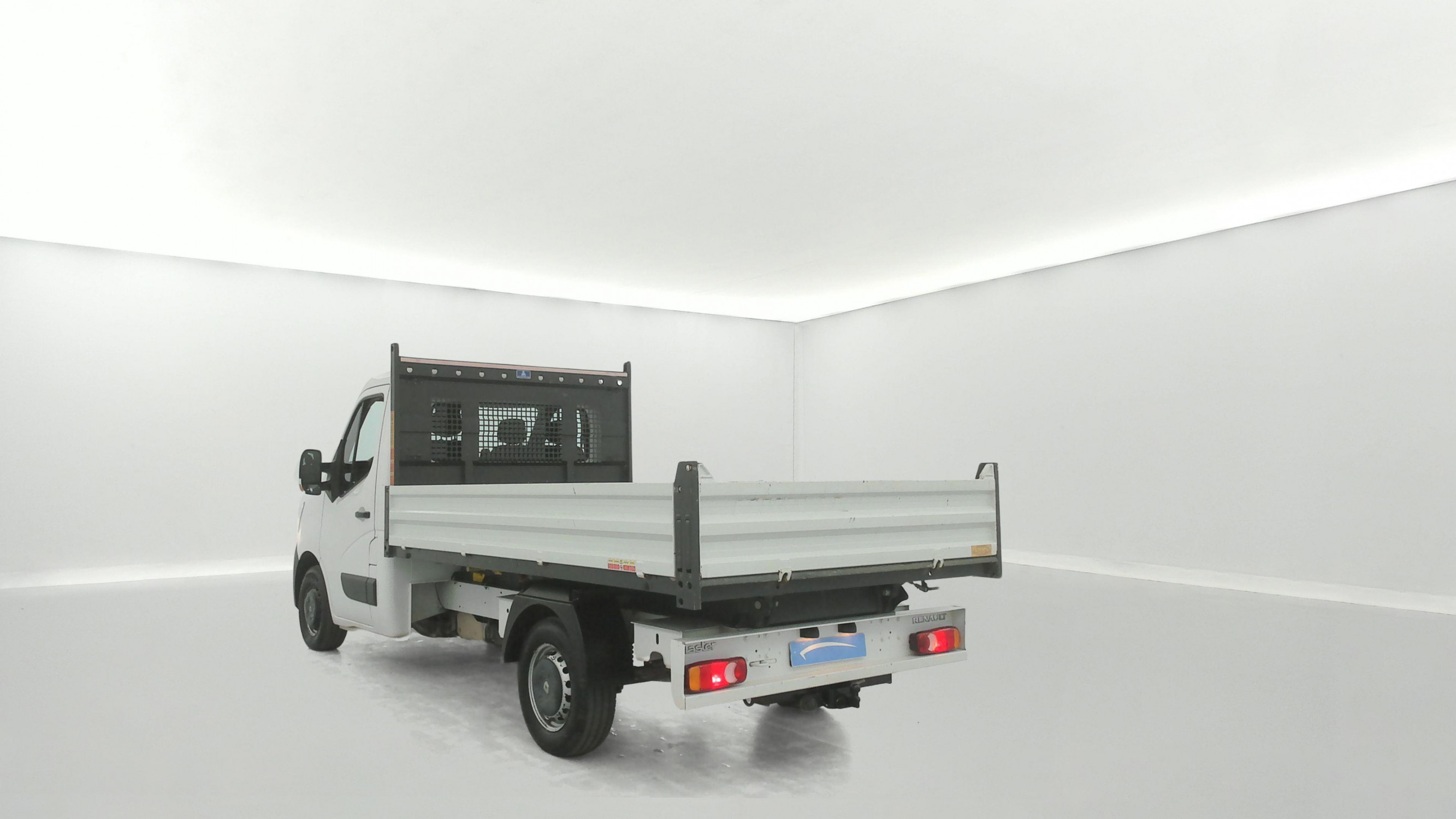 Vente en ligne Renault Master Benne MASTER TRACTION 3T5 L2 2.3DCI 135 au prix de 25 990 €