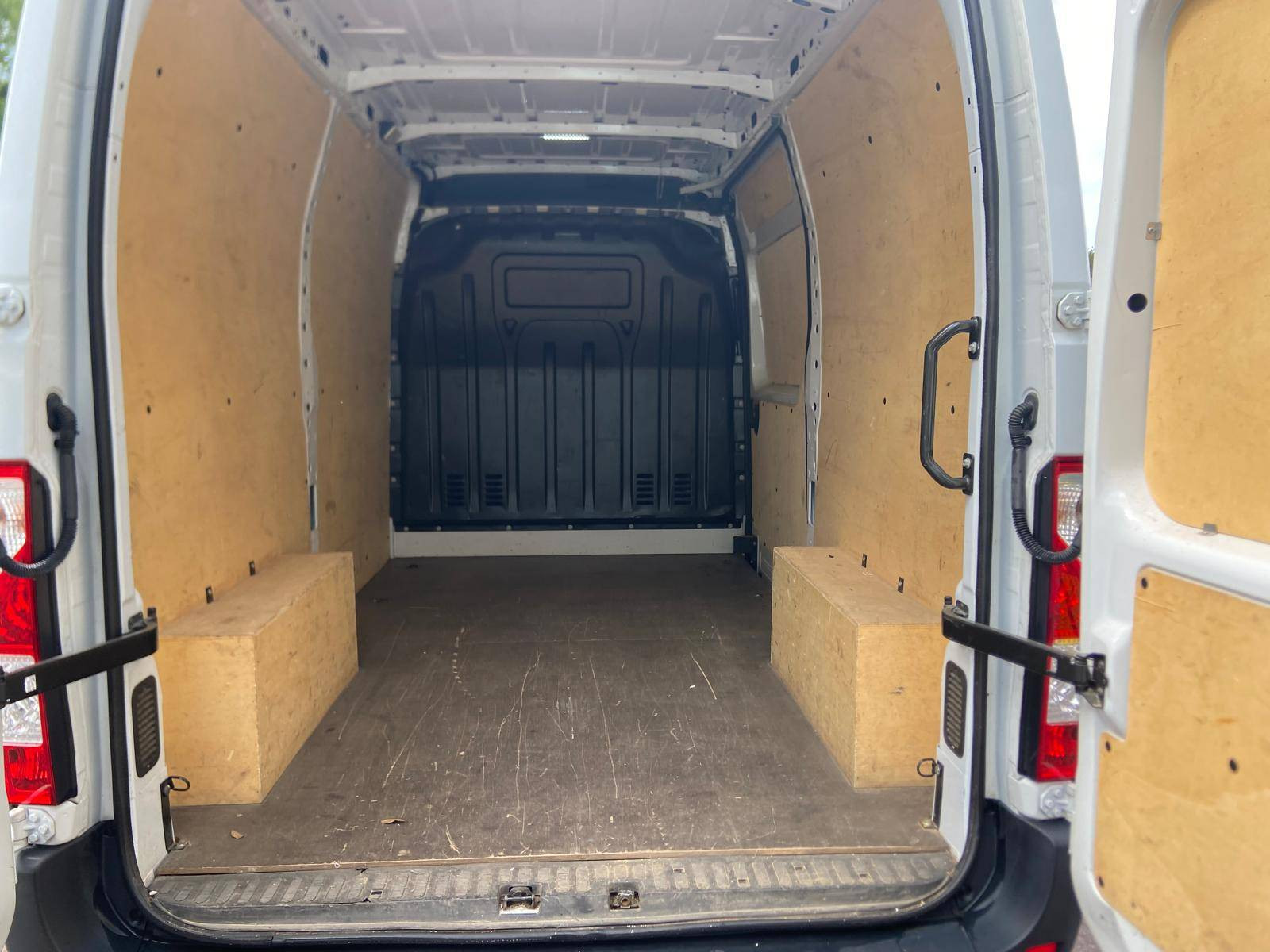 Vente en ligne Renault Master Fourgon MASTER FGN TRAC F3500 L2H2 BLUE DCI 135 au prix de 25 790 €