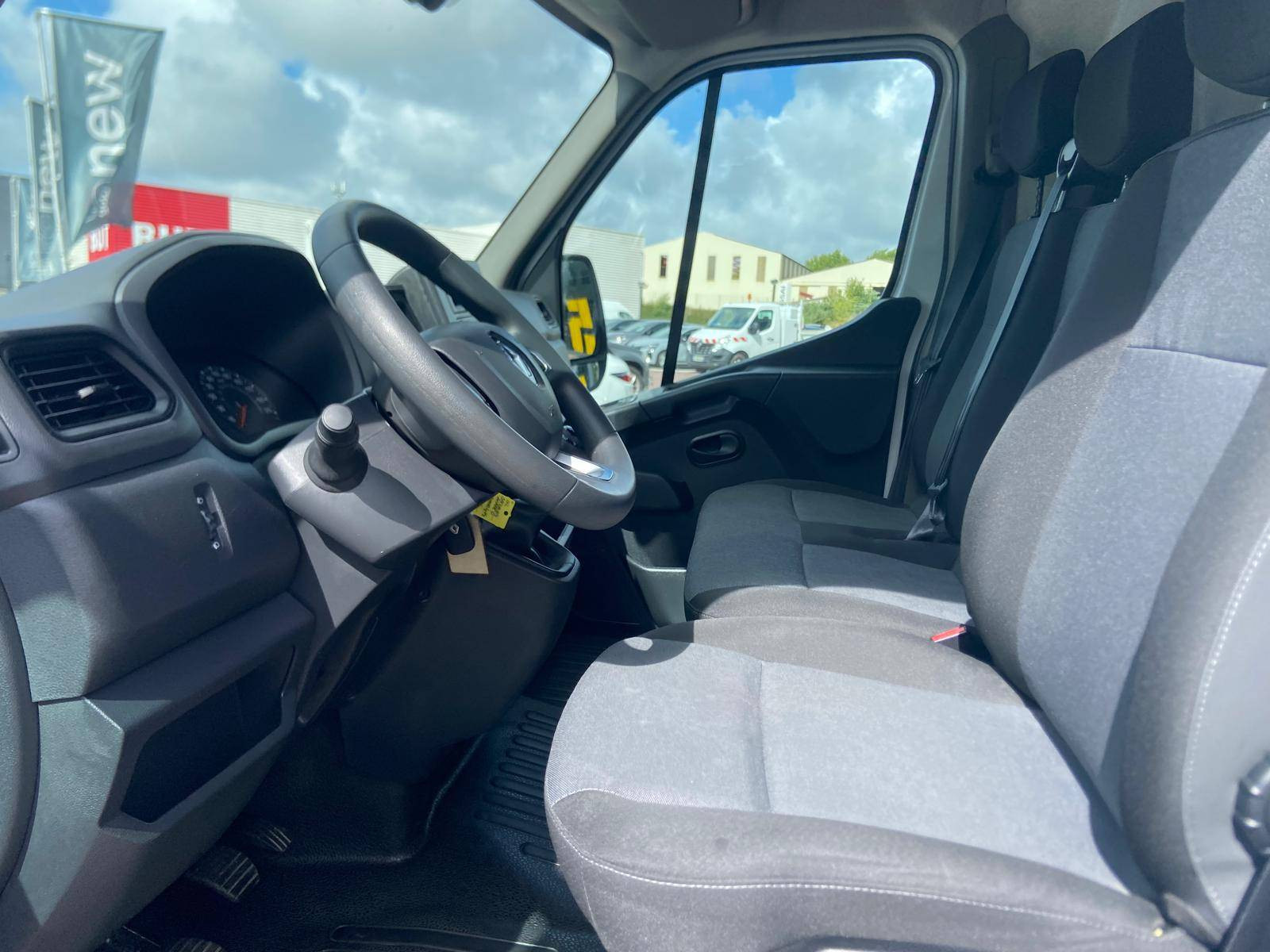 Vente en ligne Renault Master Fourgon MASTER FGN TRAC F3500 L2H2 BLUE DCI 135 au prix de 25 790 €