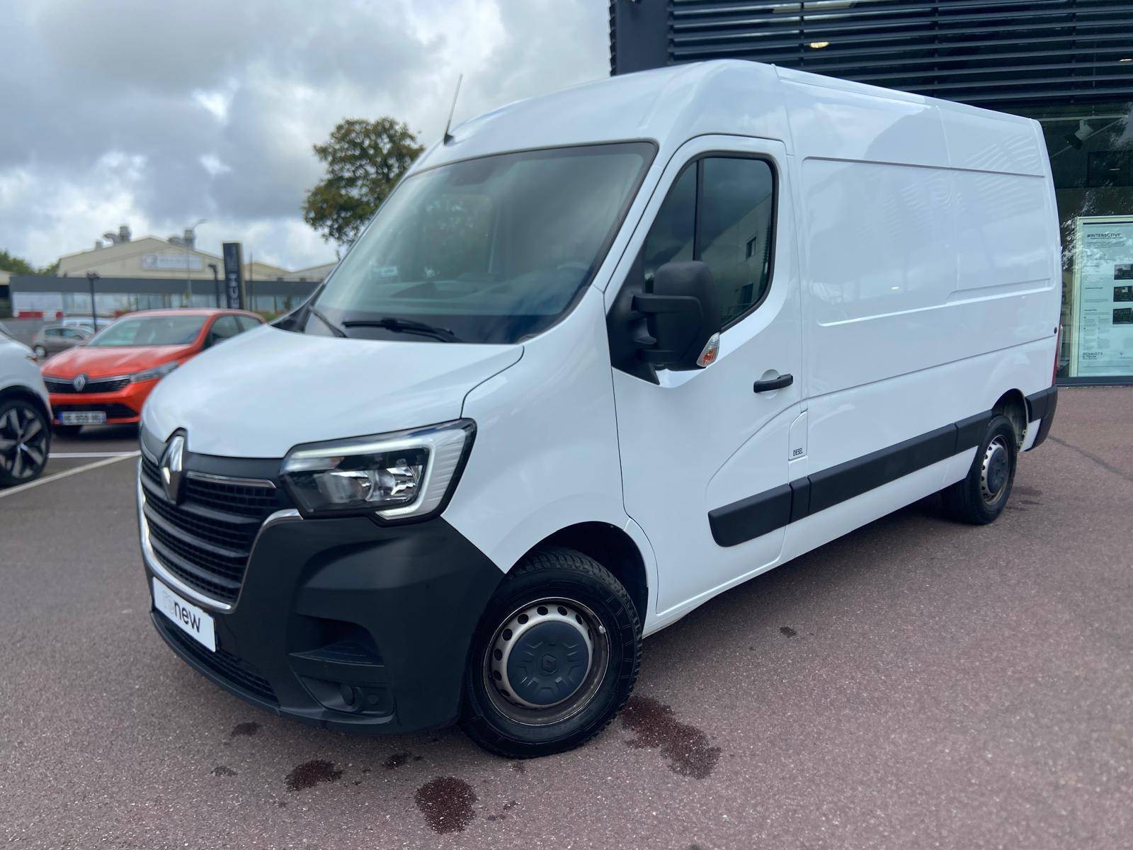 Vente en ligne Renault Master Fourgon MASTER FGN TRAC F3500 L2H2 BLUE DCI 135 au prix de 25 790 €