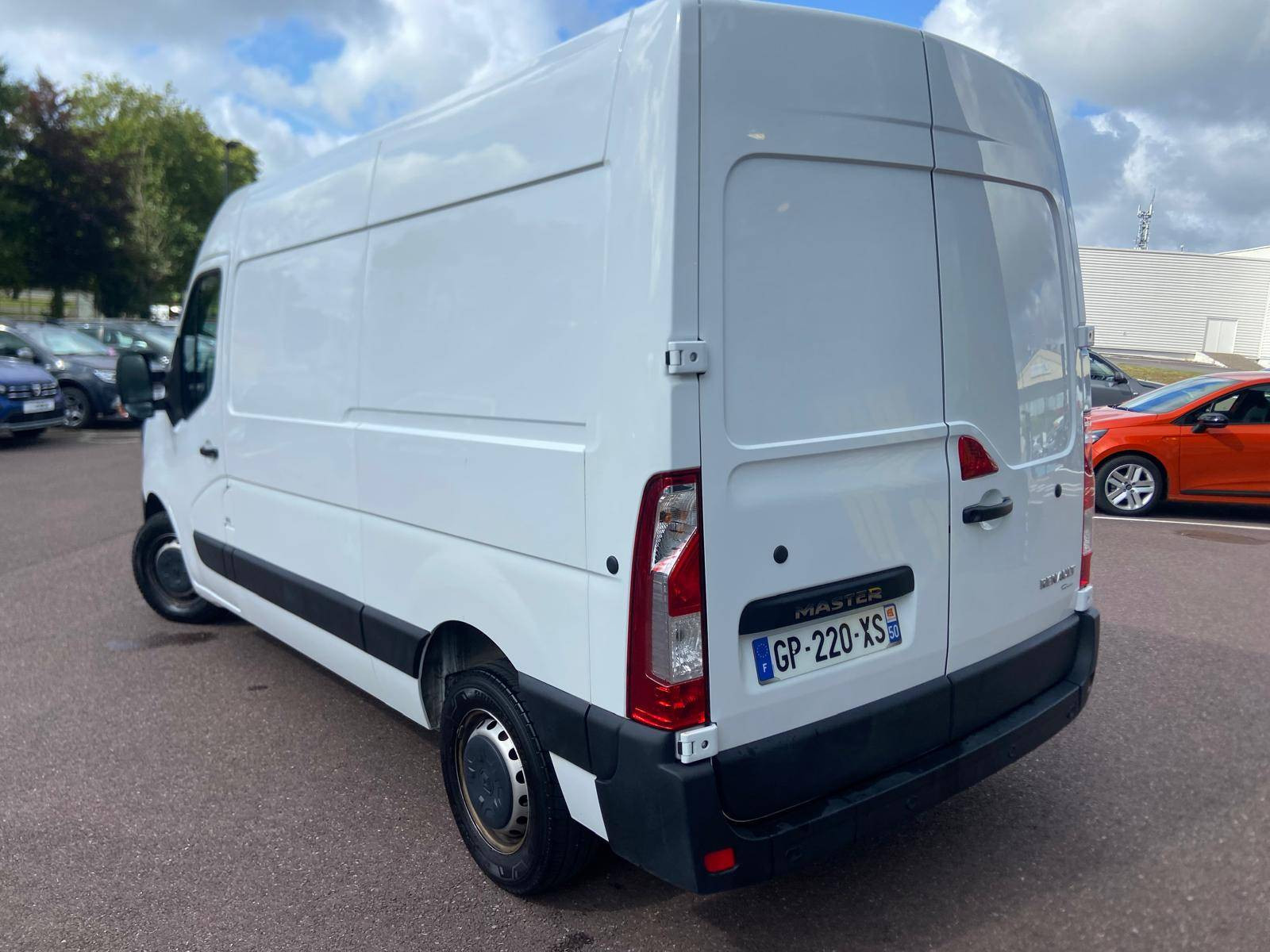 Vente en ligne Renault Master Fourgon MASTER FGN TRAC F3500 L2H2 BLUE DCI 135 au prix de 25 790 €