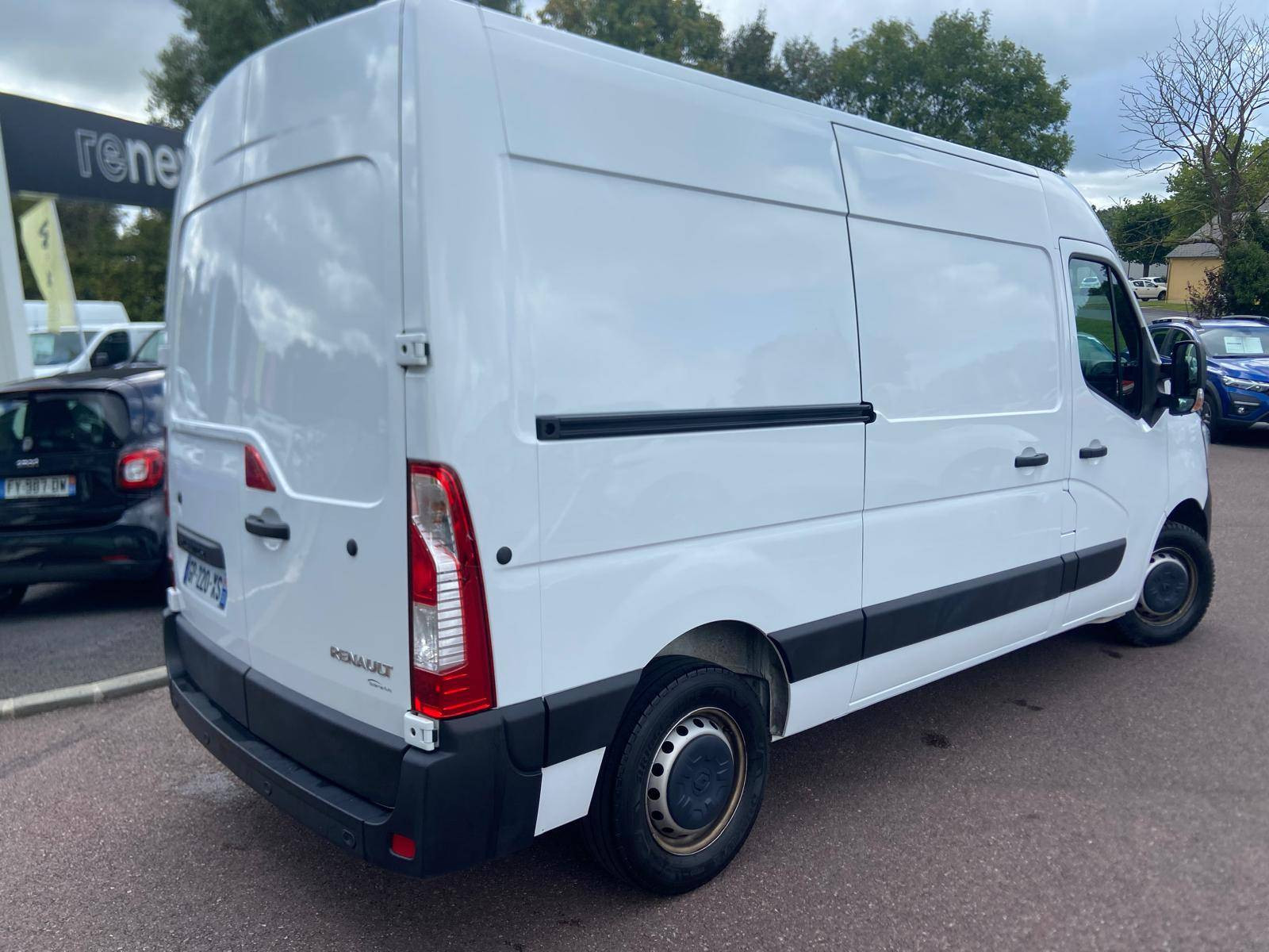 Vente en ligne Renault Master Fourgon MASTER FGN TRAC F3500 L2H2 BLUE DCI 135 au prix de 25 790 €