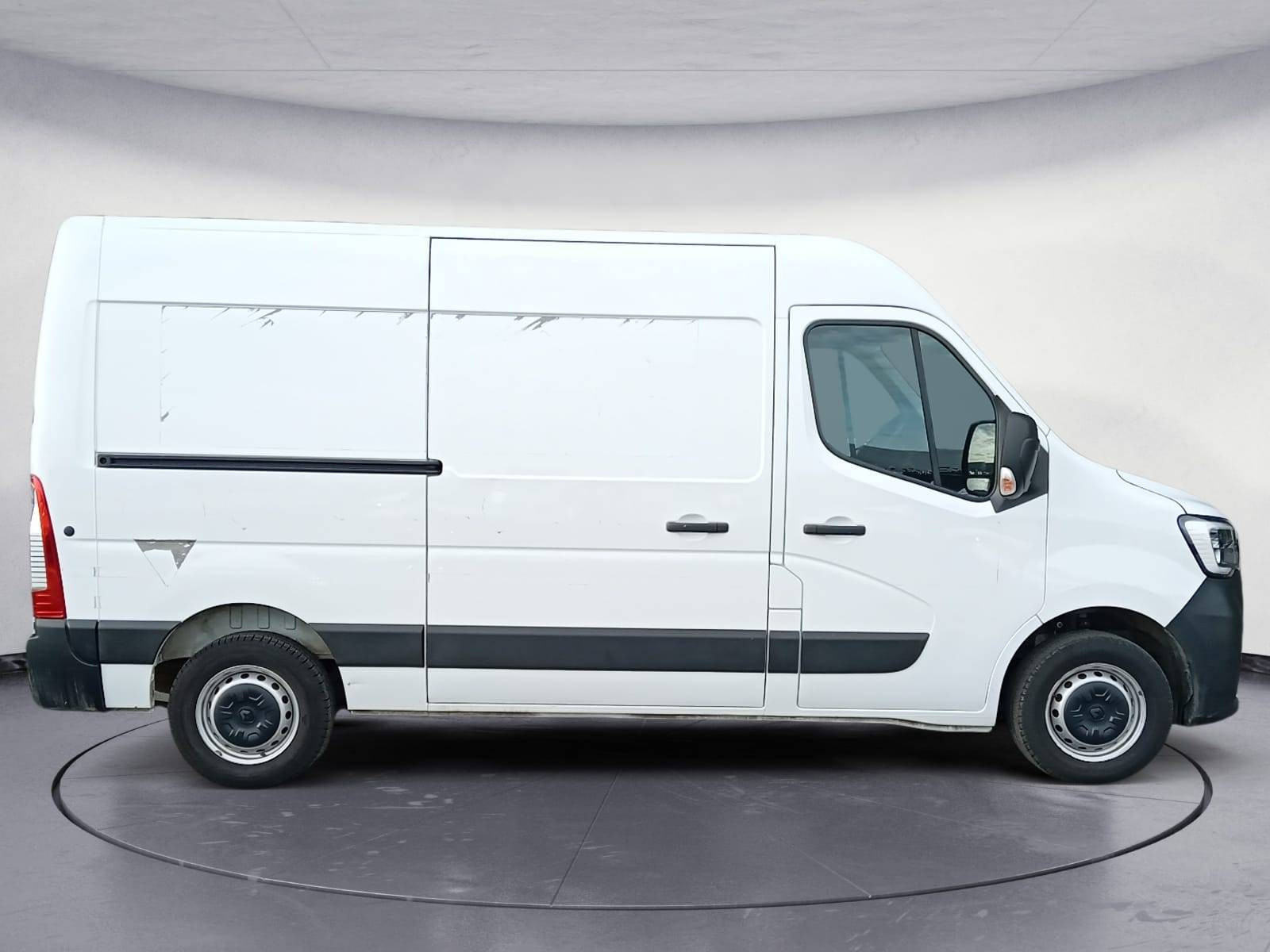 Vente en ligne Renault Master Fourgon MASTER FGN TRAC F3300 L2H2 BLUE DCI 135 au prix de 23 790 €
