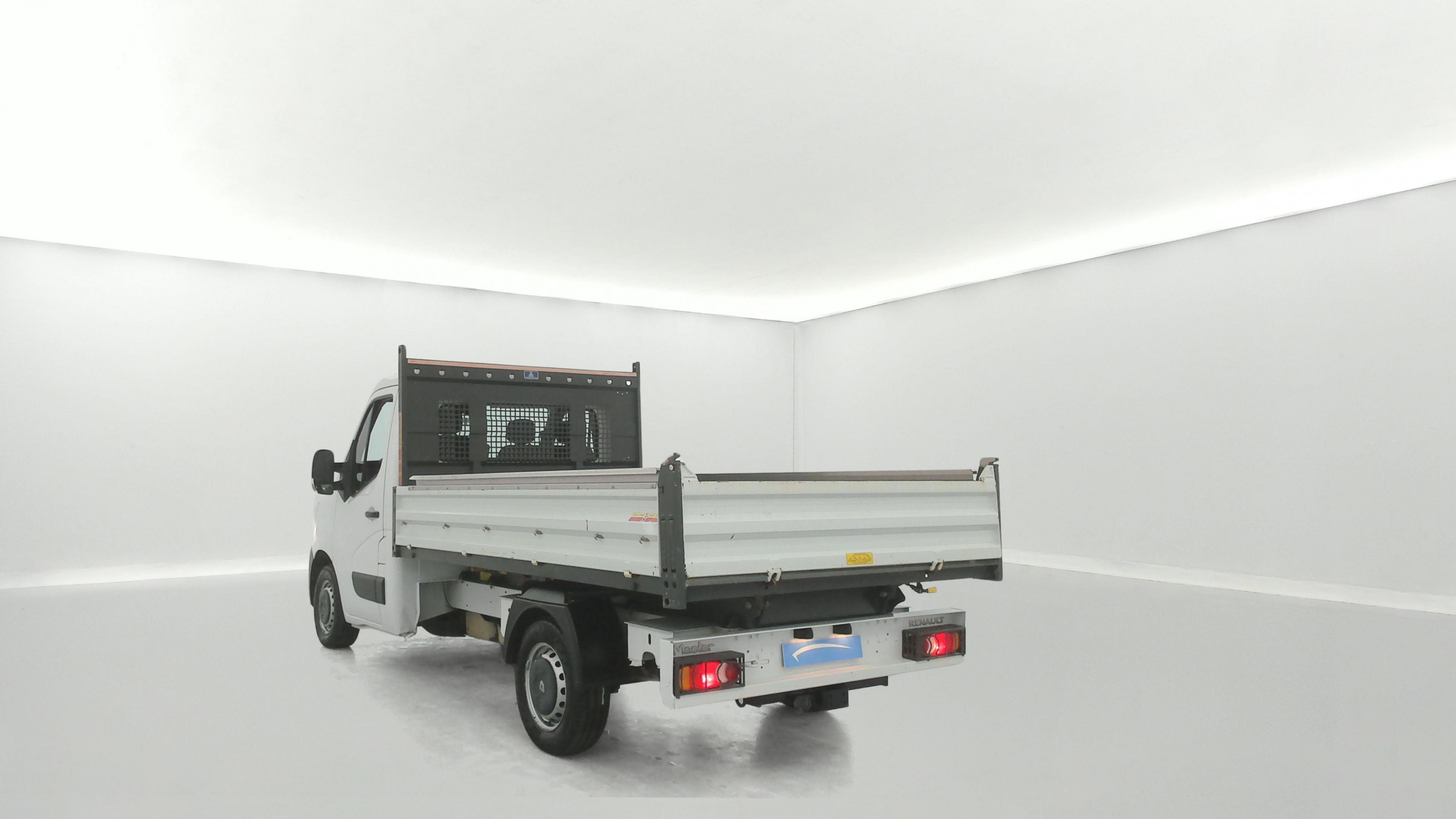 Vente en ligne Renault Master Benne MASTER BENNE TRACTION 3T5 L2 DCI 135 au prix de 25 990 €