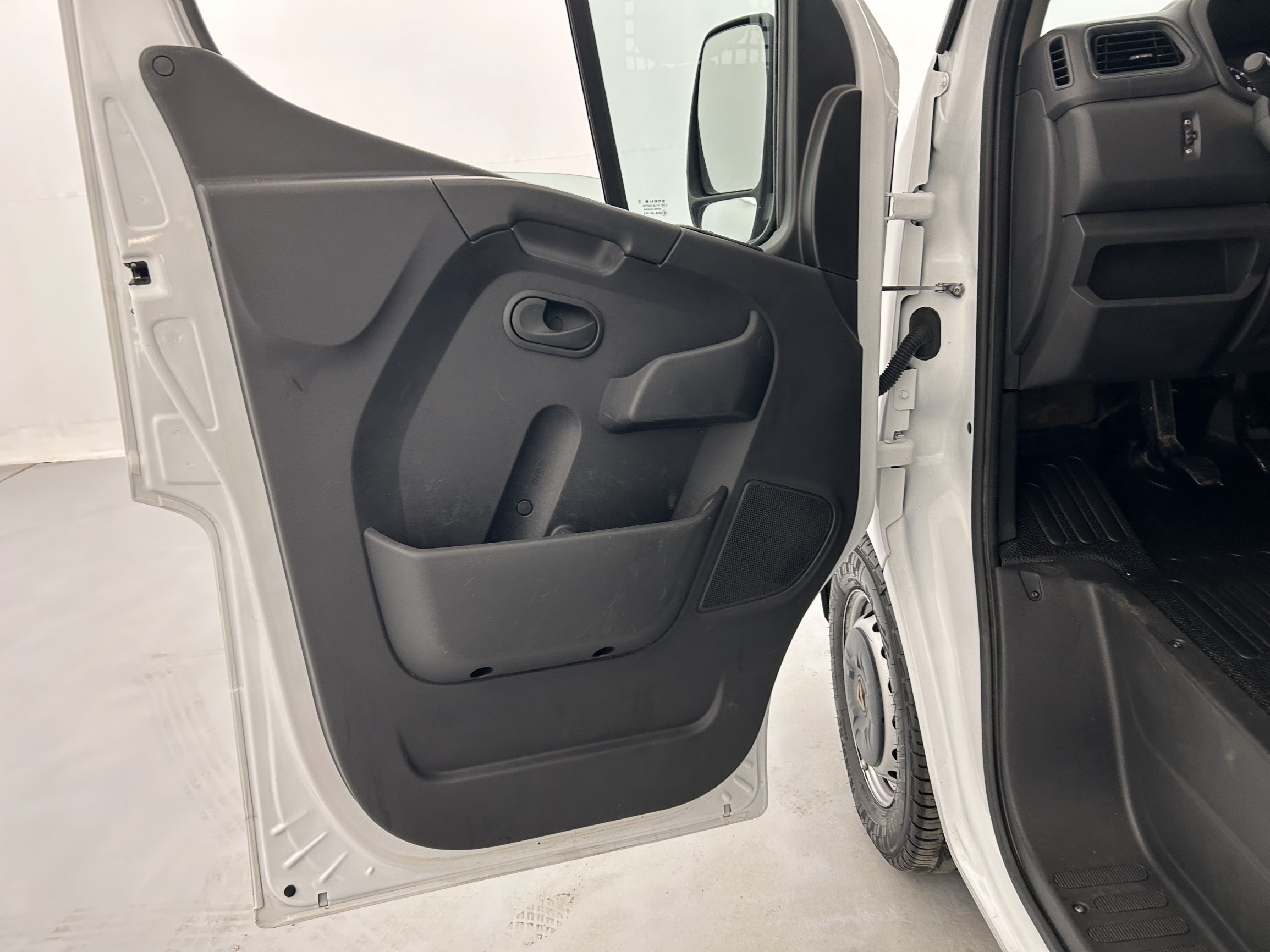 Vente en ligne Renault Master Benne MASTER BENNE TRACTION 3T5 L2 DCI 135 au prix de 25 990 €