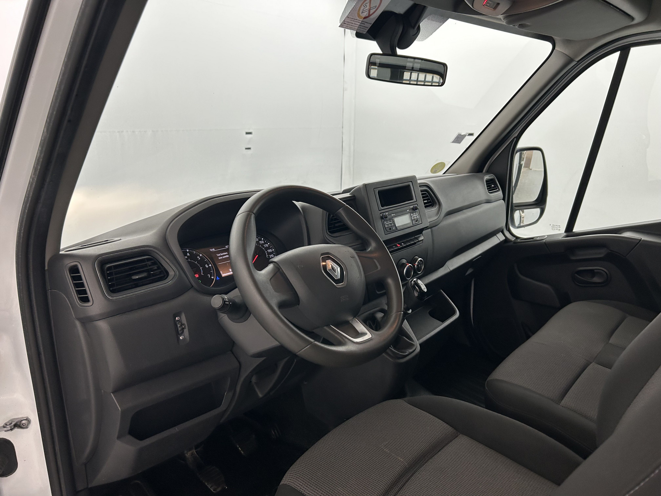 Vente en ligne Renault Master Benne MASTER BENNE TRACTION 3T5 L2 DCI 135 au prix de 25 990 €