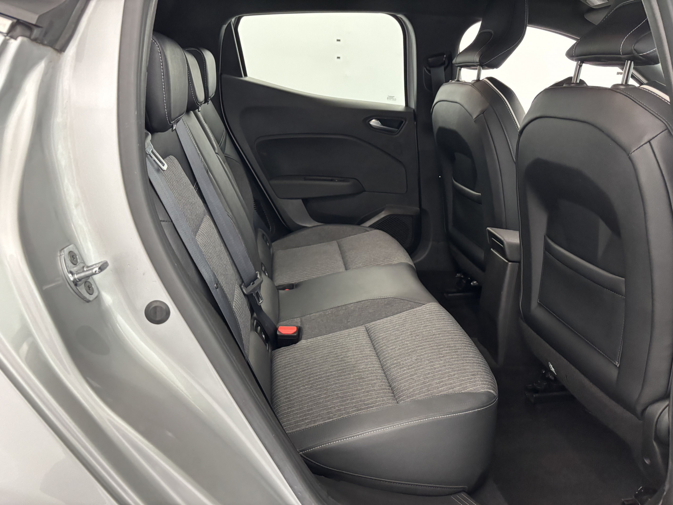 Vente en ligne Renault Clio 5 Clio E-Tech 140 - 21N au prix de 15 890 €