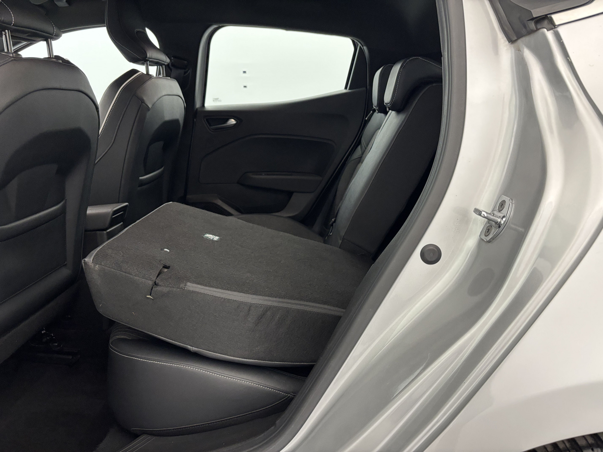 Vente en ligne Renault Clio 5 Clio E-Tech 140 - 21N au prix de 15 890 €