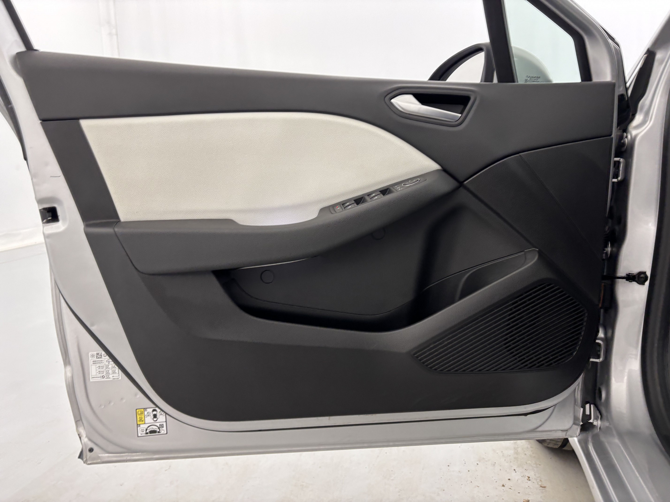 Vente en ligne Renault Clio 5 Clio E-Tech 140 - 21N au prix de 15 890 €