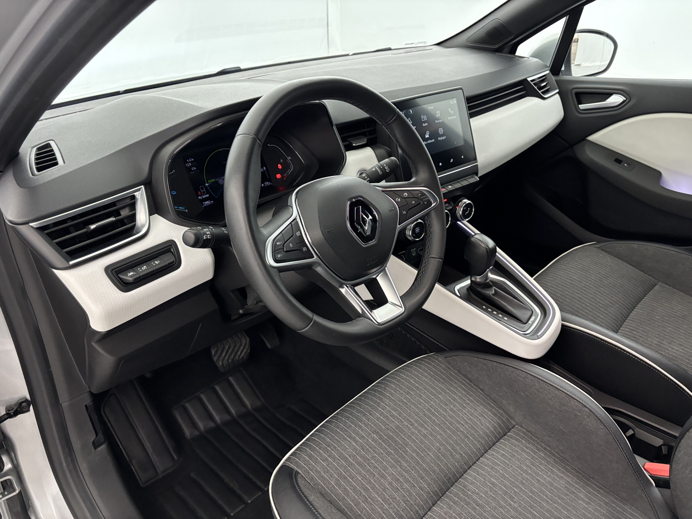 Vente en ligne Renault Clio 5 Clio E-Tech 140 - 21N au prix de 15 890 €