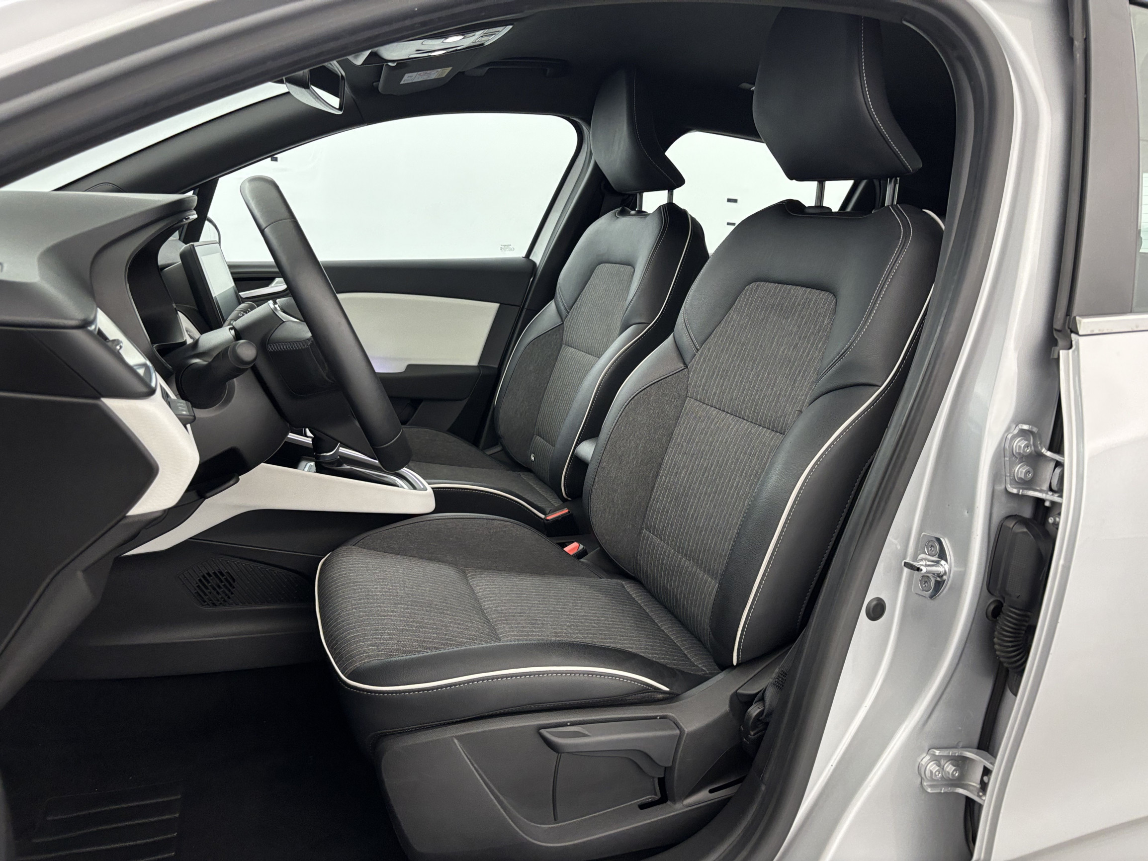 Vente en ligne Renault Clio 5 Clio E-Tech 140 - 21N au prix de 15 890 €