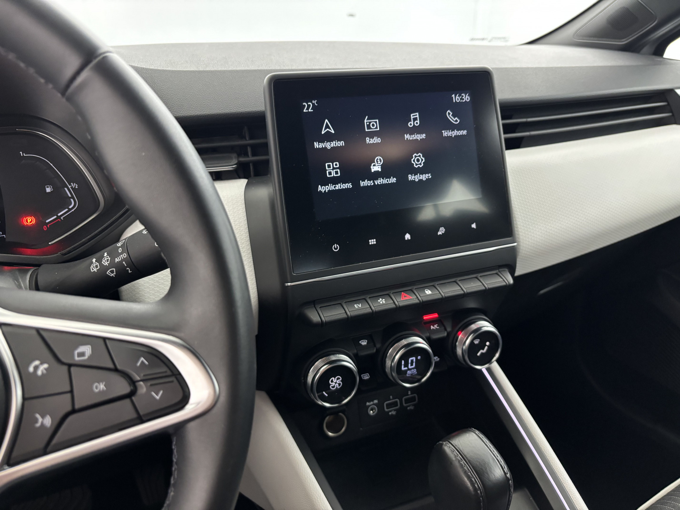 Vente en ligne Renault Clio 5 Clio E-Tech 140 - 21N au prix de 15 890 €