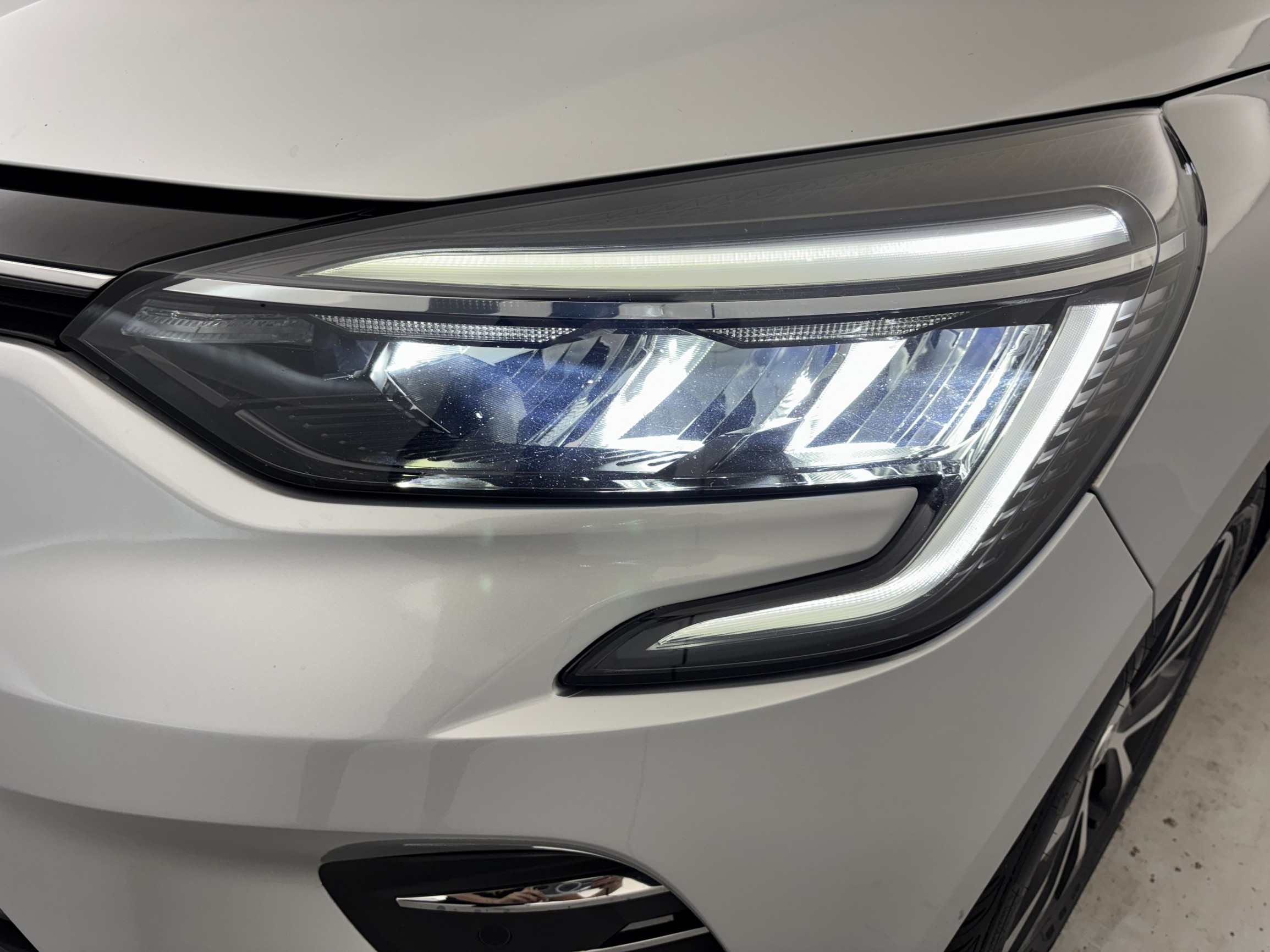 Vente en ligne Renault Clio 5 Clio E-Tech 140 - 21N au prix de 15 890 €