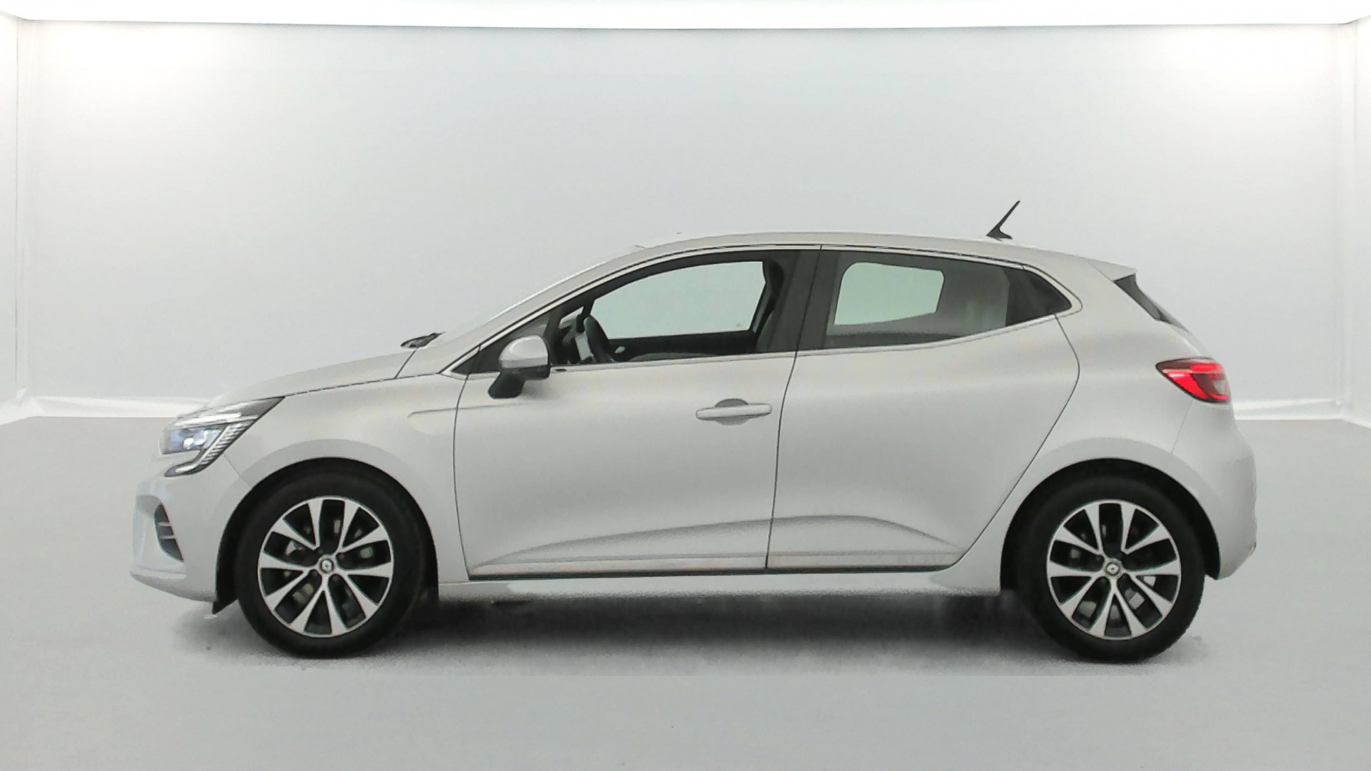Vente en ligne Renault Clio 5 Clio E-Tech 140 - 21N au prix de 15 890 €