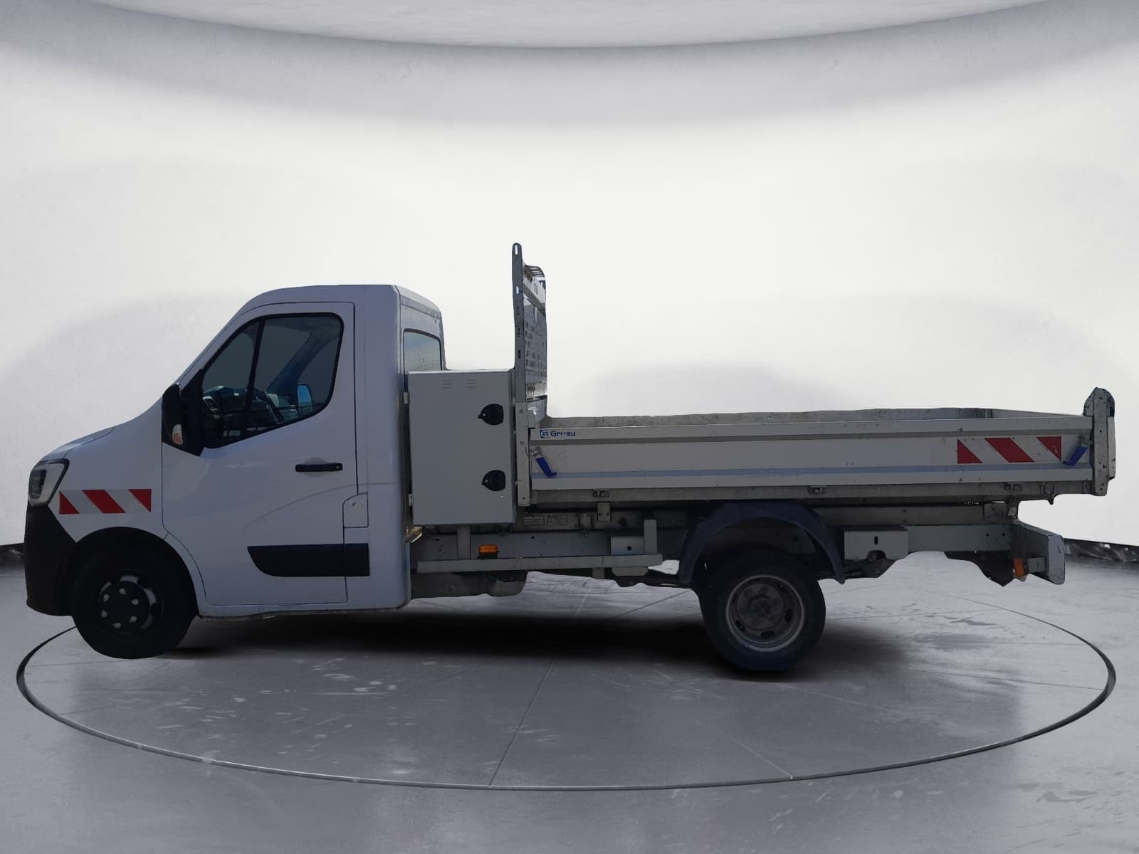 Vente en ligne Renault Master 3 Châssis Cabine BENNE PROPULSION + COFFRE ROUES JUMELEES 3T5 L3 DCI 130 au prix de 27 990 €