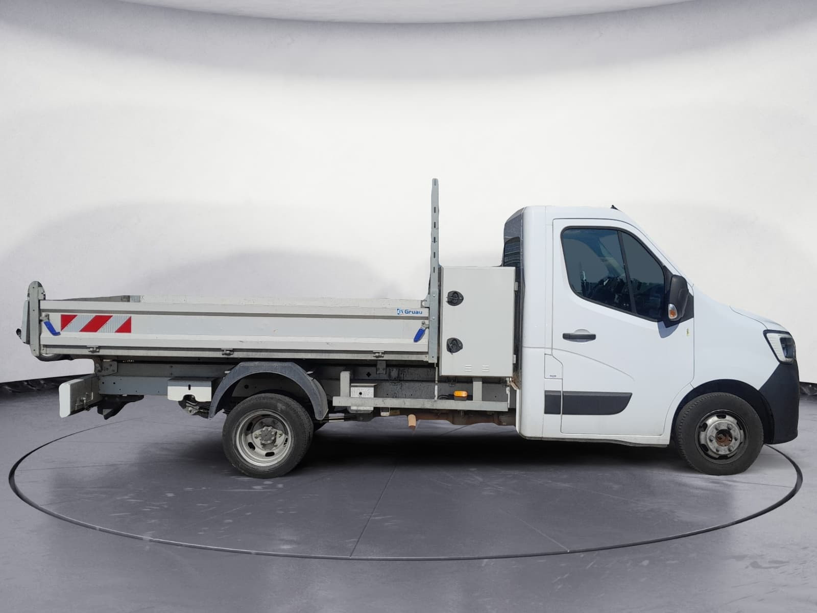 Vente en ligne Renault Master 3 Châssis Cabine BENNE PROPULSION + COFFRE ROUES JUMELEES 3T5 L3 DCI 130 au prix de 27 990 €