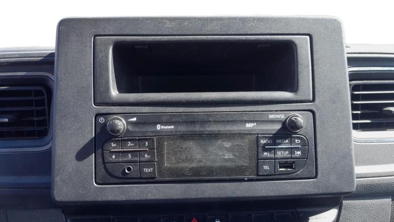 Vente en ligne Renault Master 3 Châssis Cabine MASTER BENNE PROPULSION ROUES JUMELEES 3T5 + COFFRE L3 DCI 130 au prix de 27 990 €