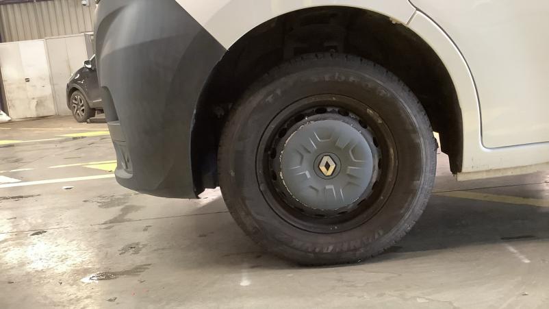 Vente en ligne Renault Master Benne MASTER TRACTION 3T5 L2 2.3DCI 135 au prix de 25 990 €