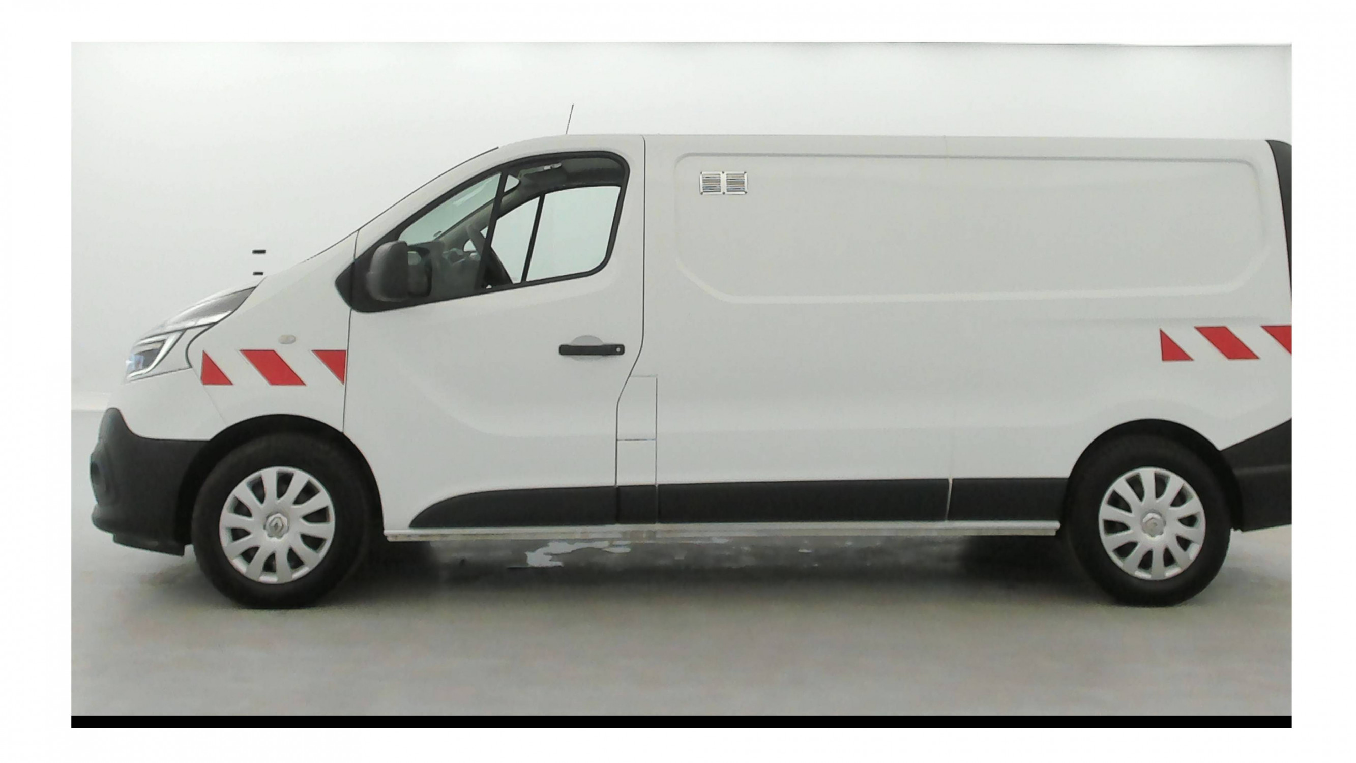 Vente en ligne Renault Trafic 3 Fourgon TRAFIC FGN L2H1 1300 KG DCI 95 au prix de 18 990 €