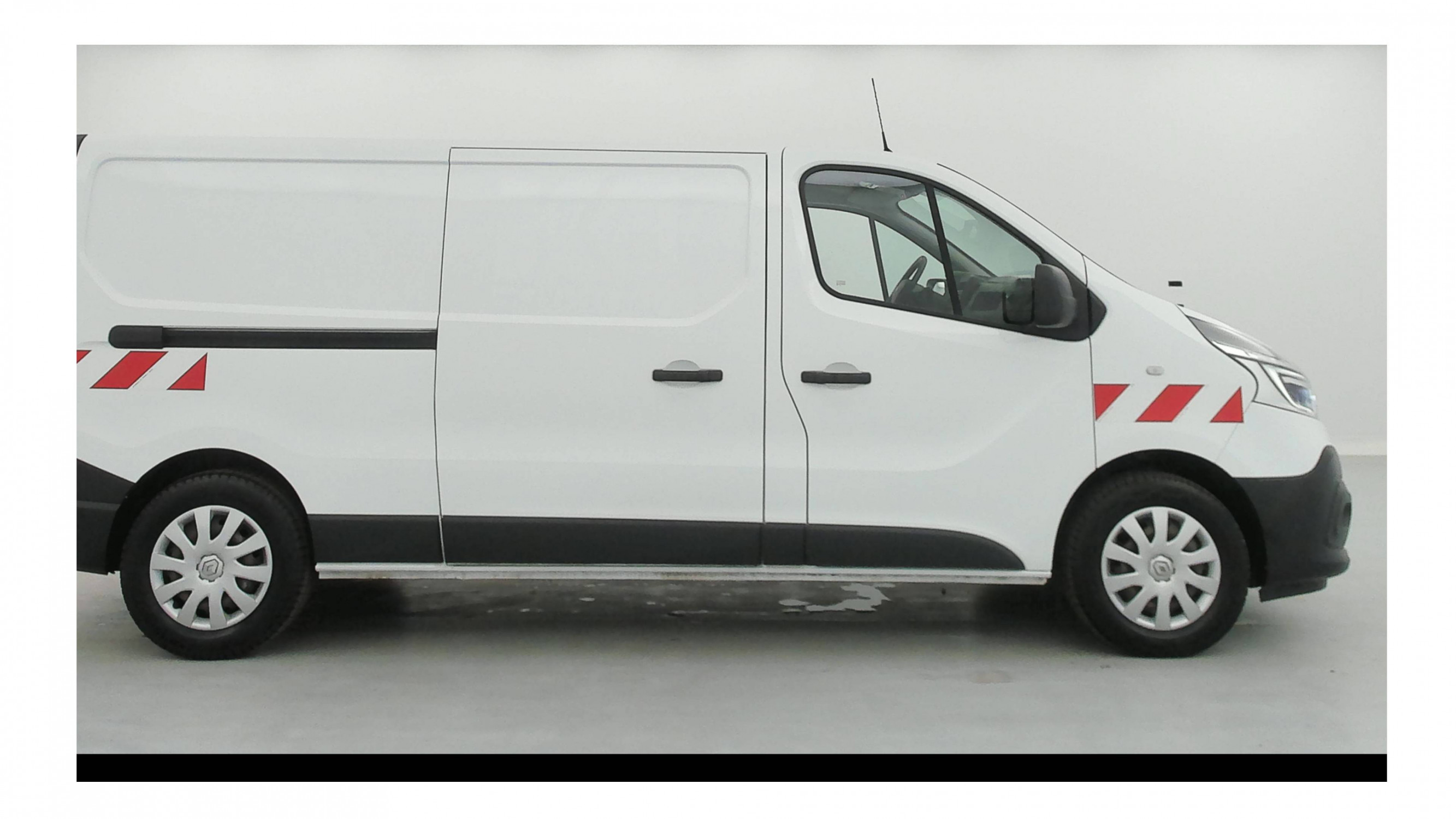 Vente en ligne Renault Trafic 3 Fourgon TRAFIC FGN L2H1 1300 KG DCI 95 au prix de 18 990 €