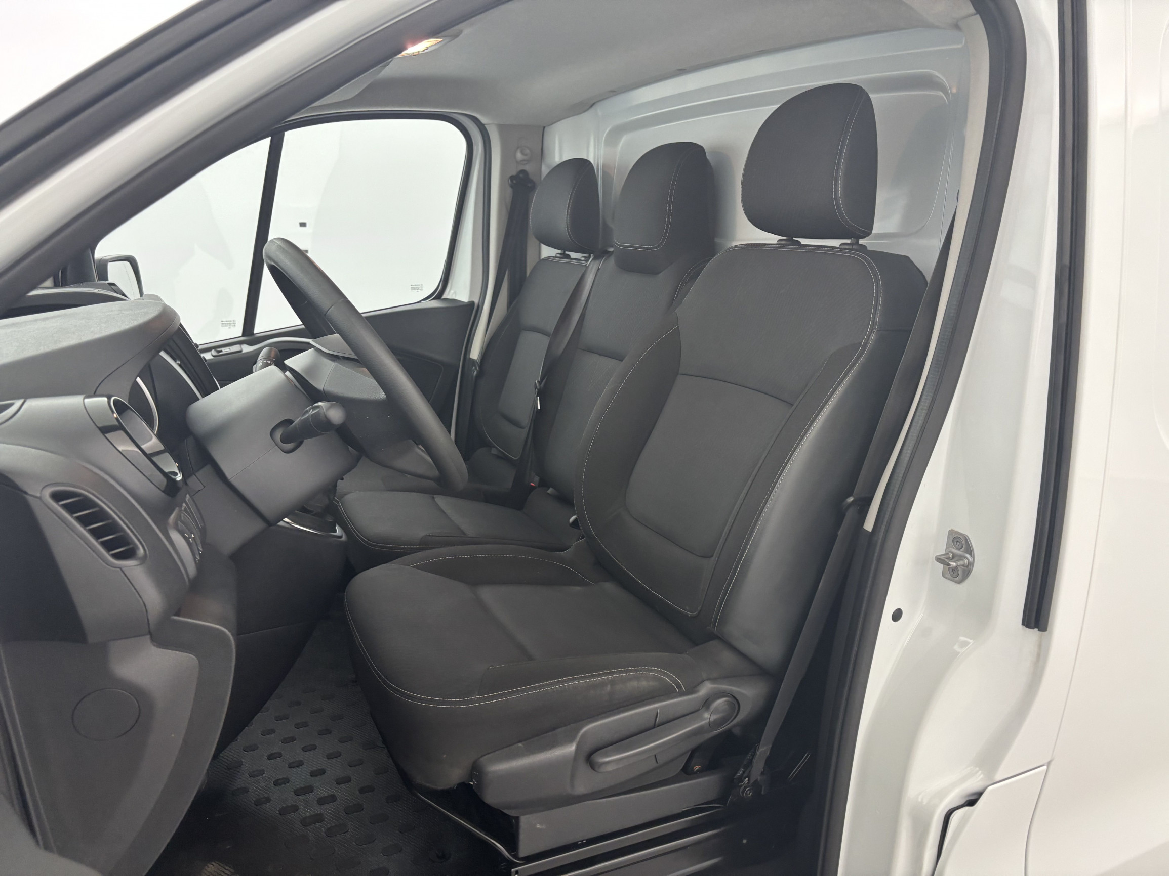 Vente en ligne Renault Trafic 3 Fourgon TRAFIC FGN L2H1 1300 KG DCI 95 au prix de 18 990 €