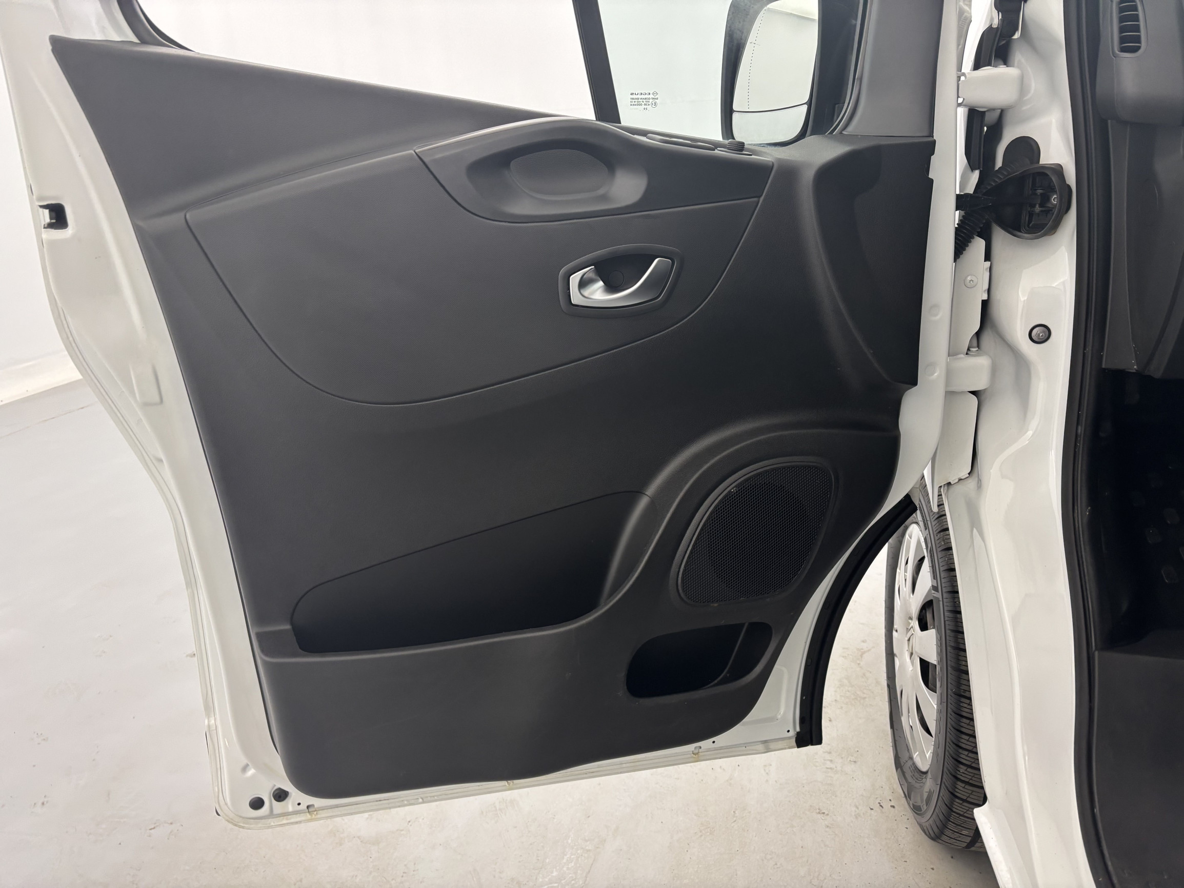 Vente en ligne Renault Trafic 3 Fourgon TRAFIC FGN L2H1 1300 KG DCI 95 au prix de 18 990 €