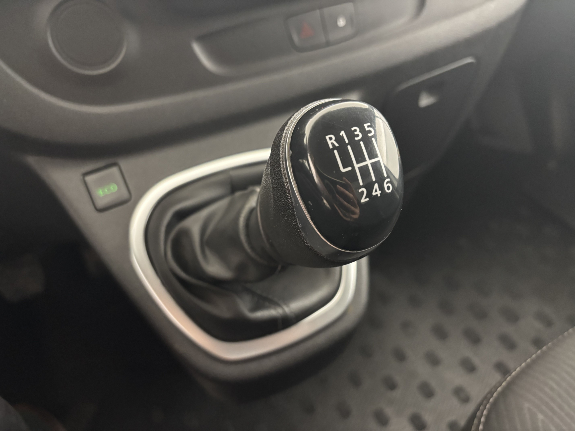 Vente en ligne Renault Trafic 3 Fourgon TRAFIC FGN L2H1 1300 KG DCI 95 au prix de 18 990 €