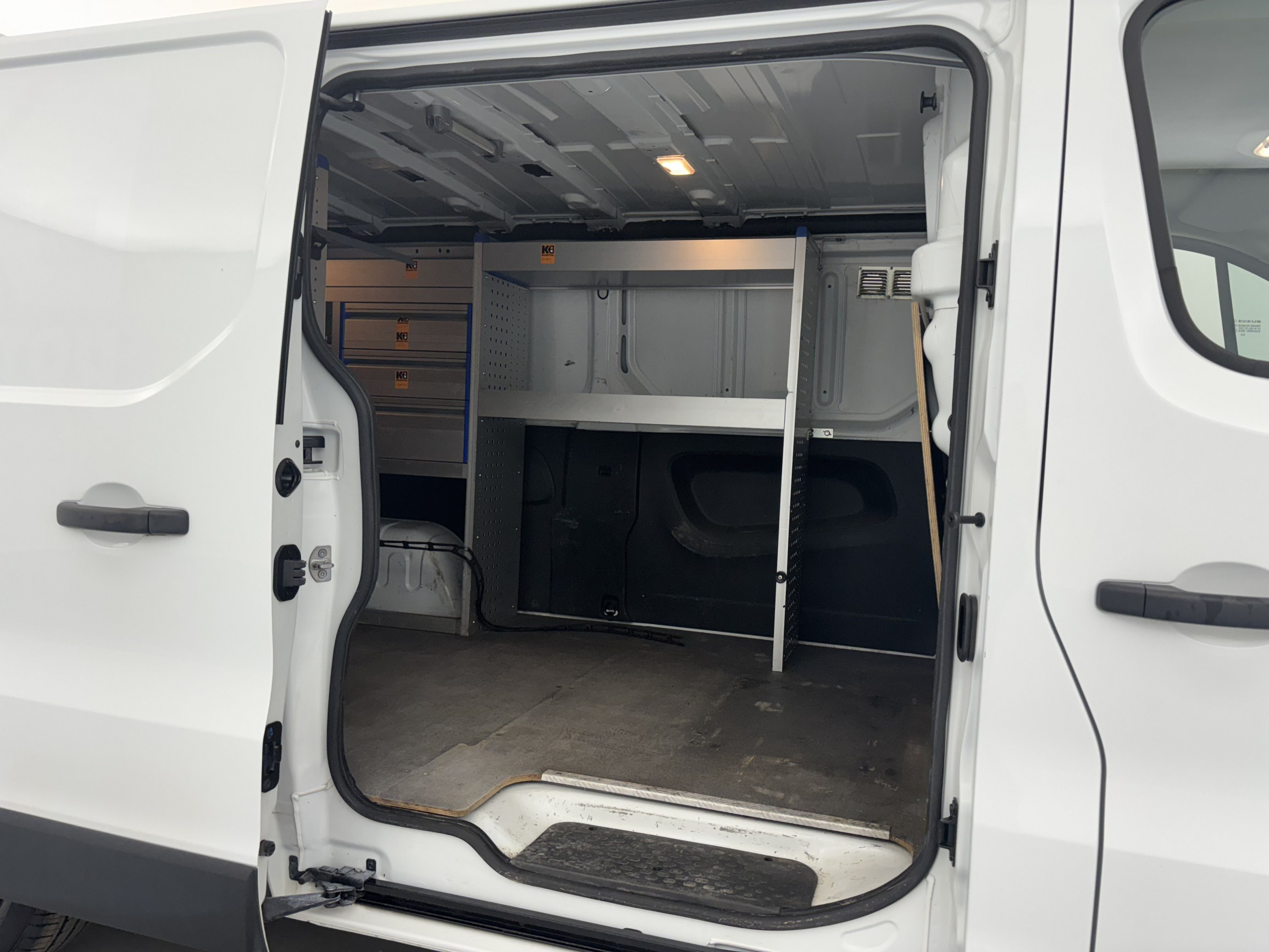 Vente en ligne Renault Trafic 3 Fourgon TRAFIC FGN L2H1 1300 KG DCI 95 au prix de 18 990 €