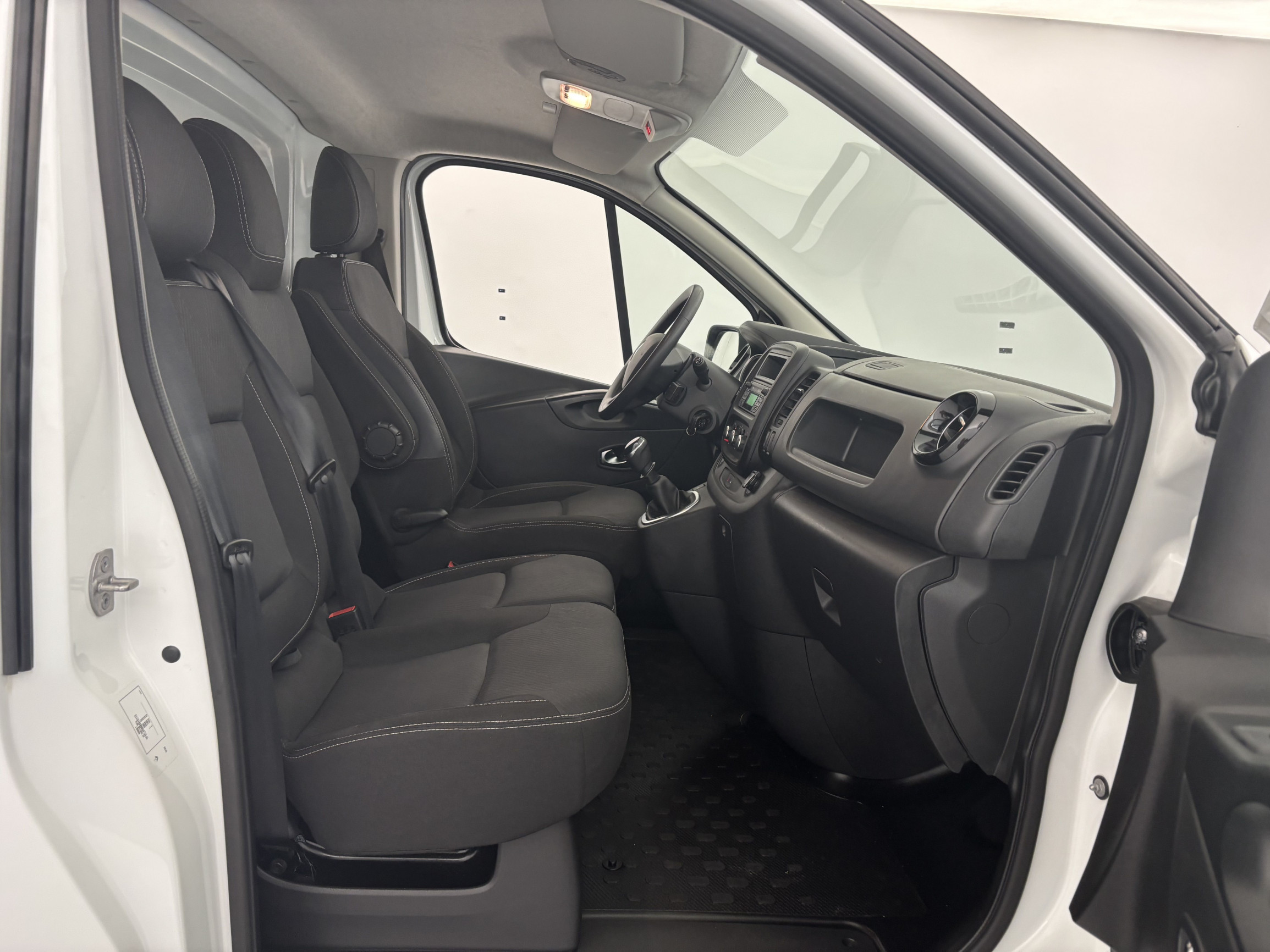 Vente en ligne Renault Trafic 3 Fourgon TRAFIC FGN L2H1 1300 KG DCI 95 au prix de 18 990 €