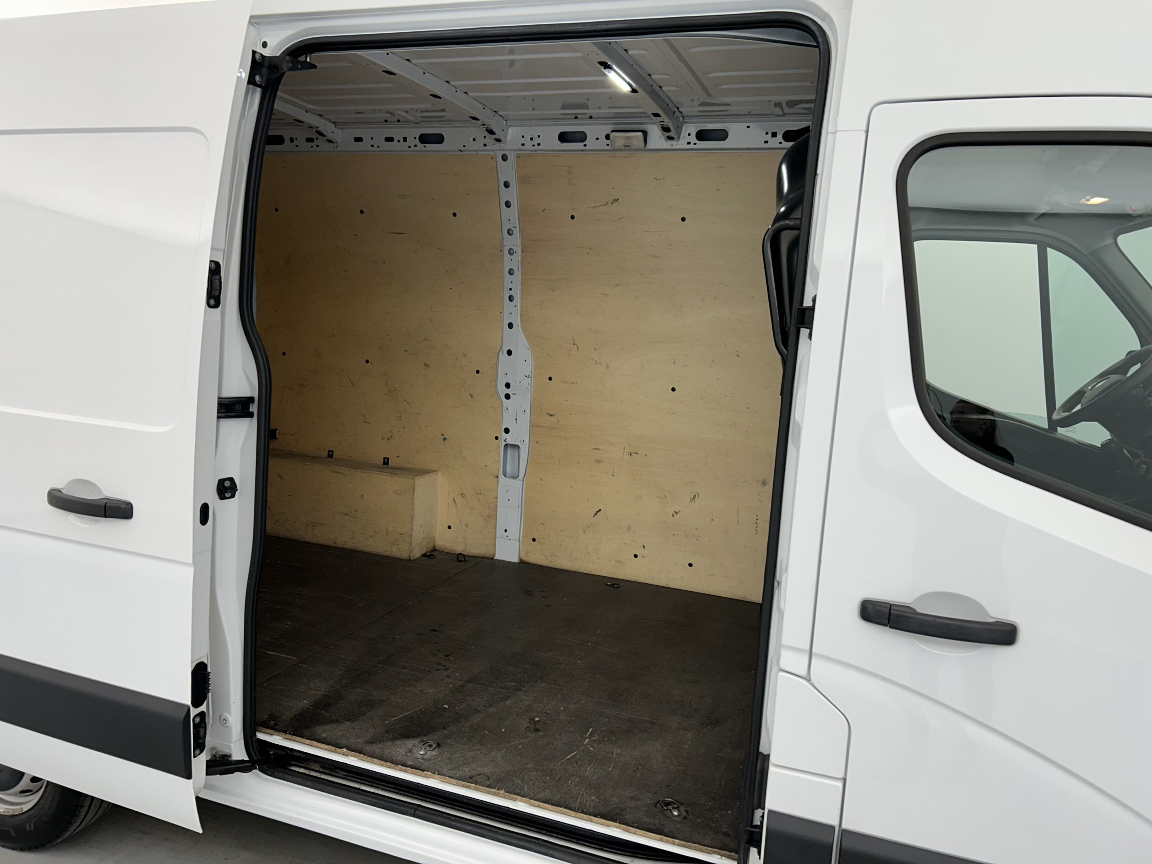 Vente en ligne Renault Master Fourgon MASTER FGN TRAC F3500 L2H2 BLUE DCI 135 au prix de 25 990 €