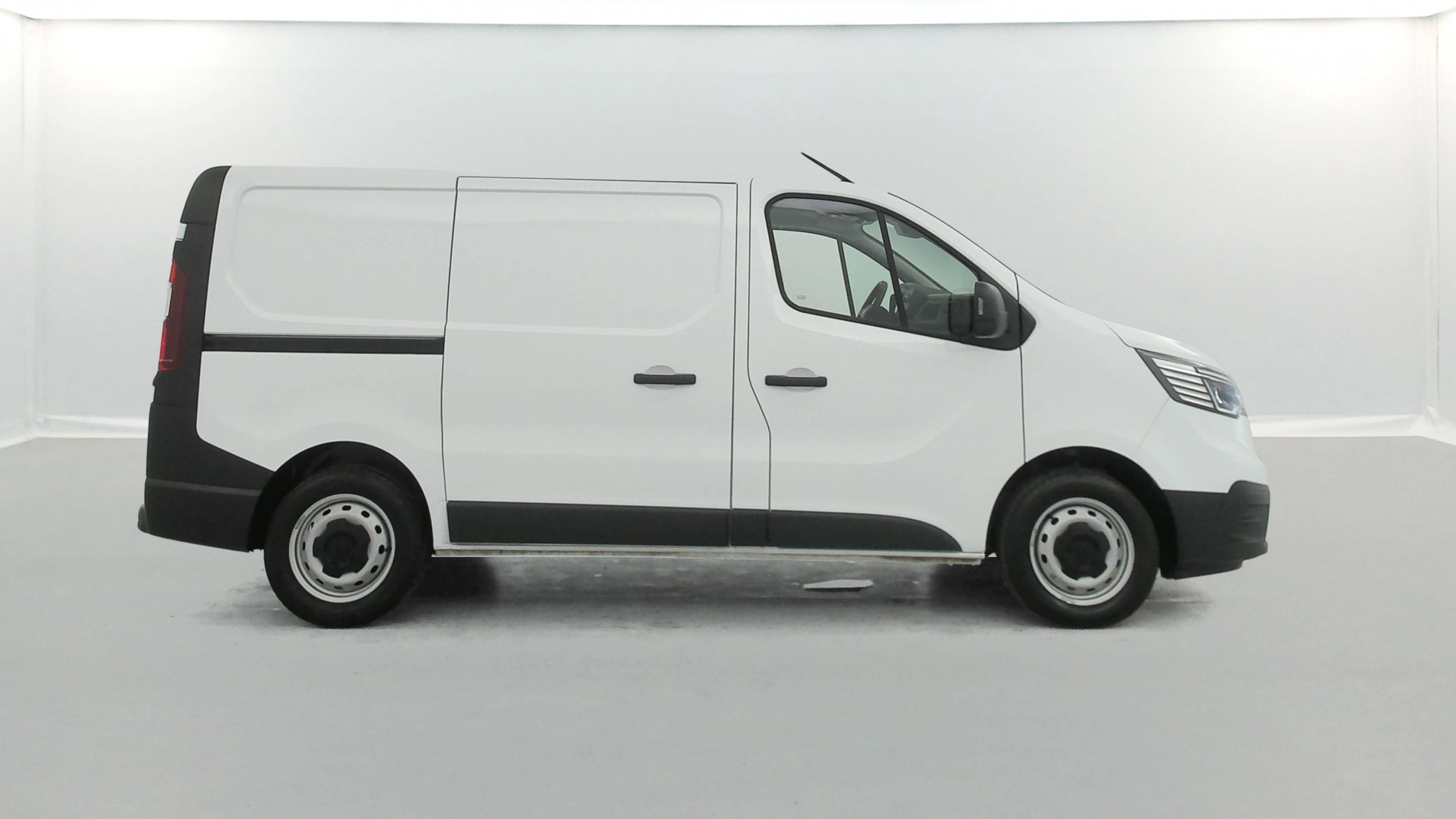 Vente en ligne Renault Trafic 3 Fourgon TRAFIC FGN L1H1 3000 KG BLUE DCI 130 au prix de 23 590 €