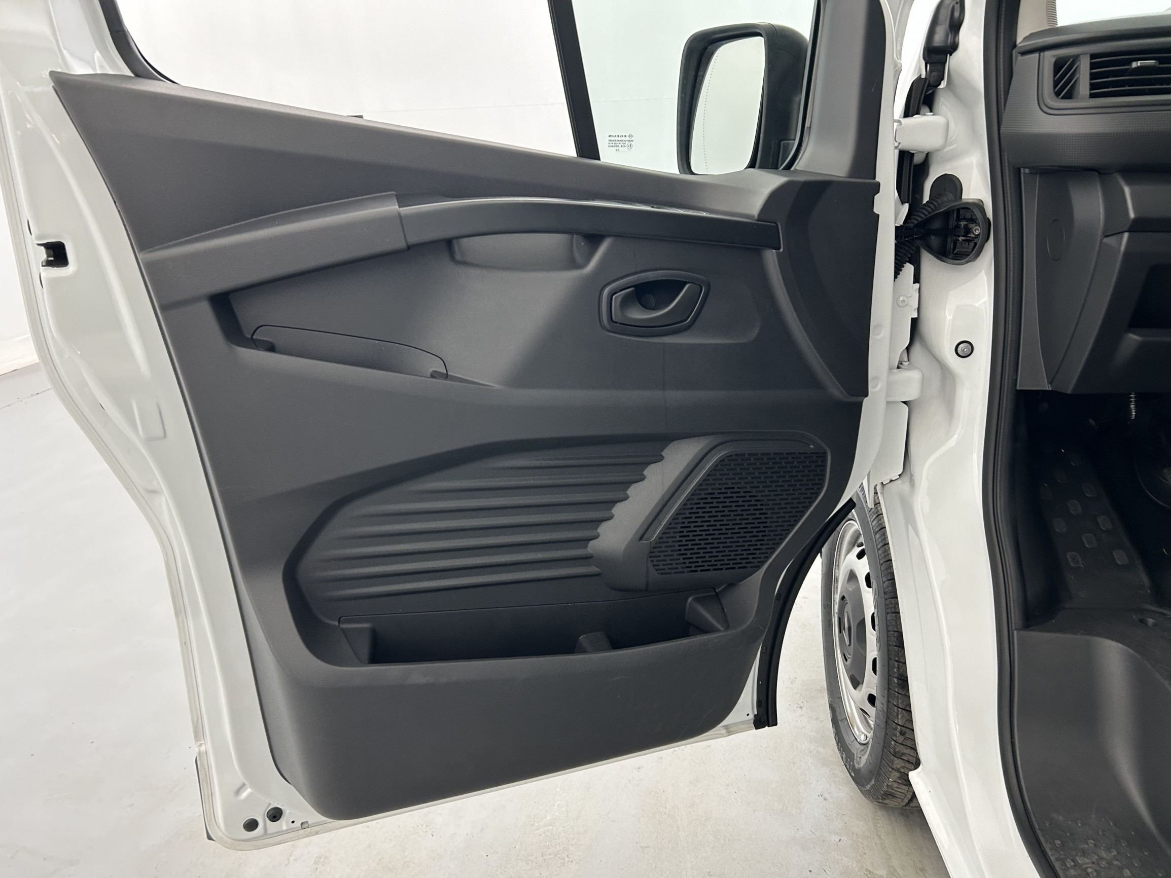 Vente en ligne Renault Trafic 3 Fourgon TRAFIC FGN L1H1 3000 KG BLUE DCI 130 au prix de 23 590 €