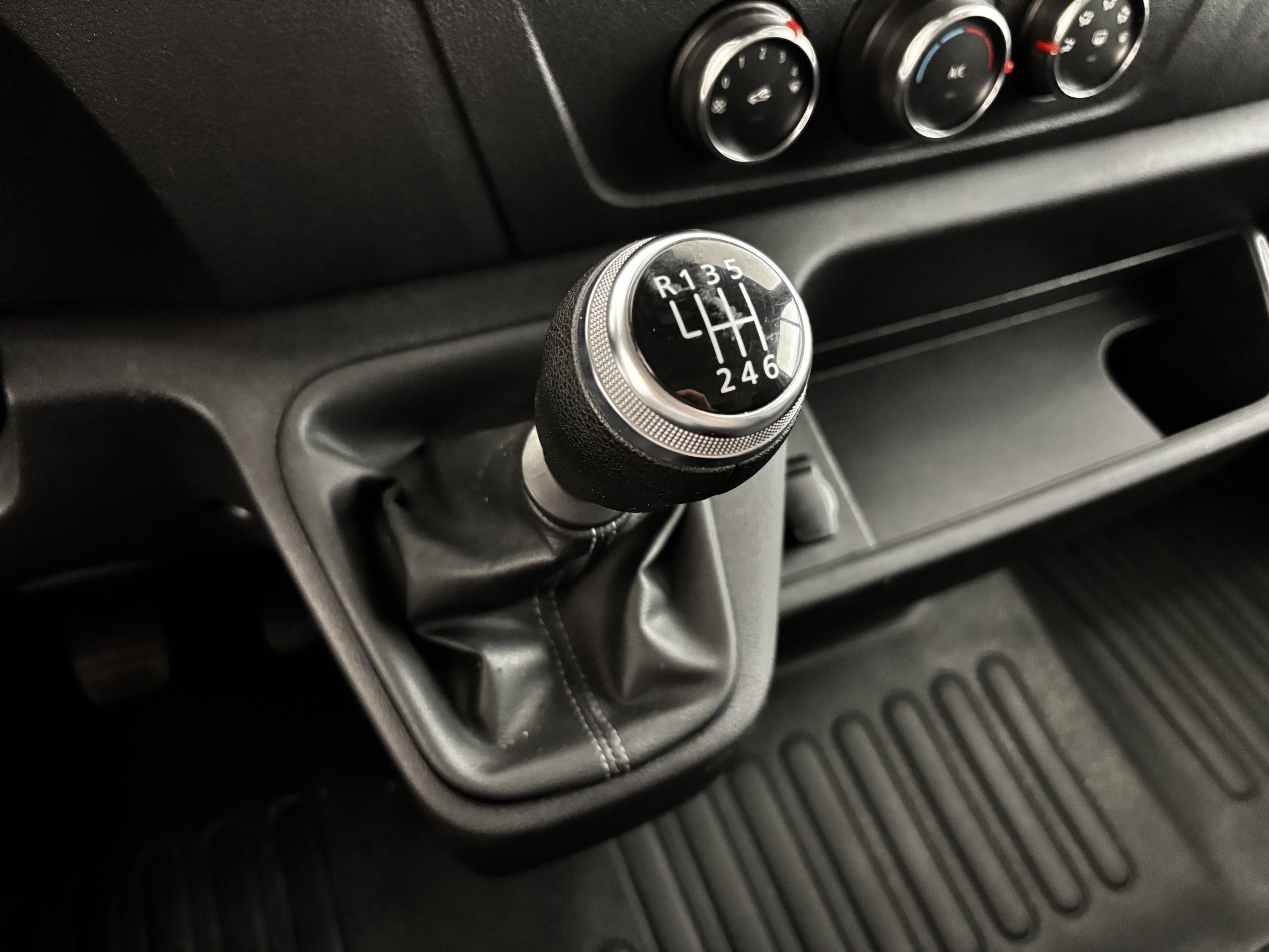 Vente en ligne Renault Master Fourgon MASTER FGN TRAC F3500 L2H2 DCI 135 au prix de 23 990 €