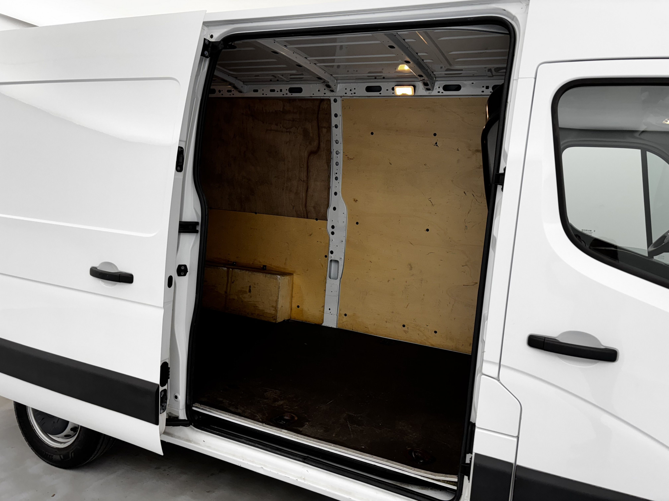 Vente en ligne Renault Master Fourgon MASTER FGN TRAC F3500 L2H2 DCI 135 au prix de 23 990 €