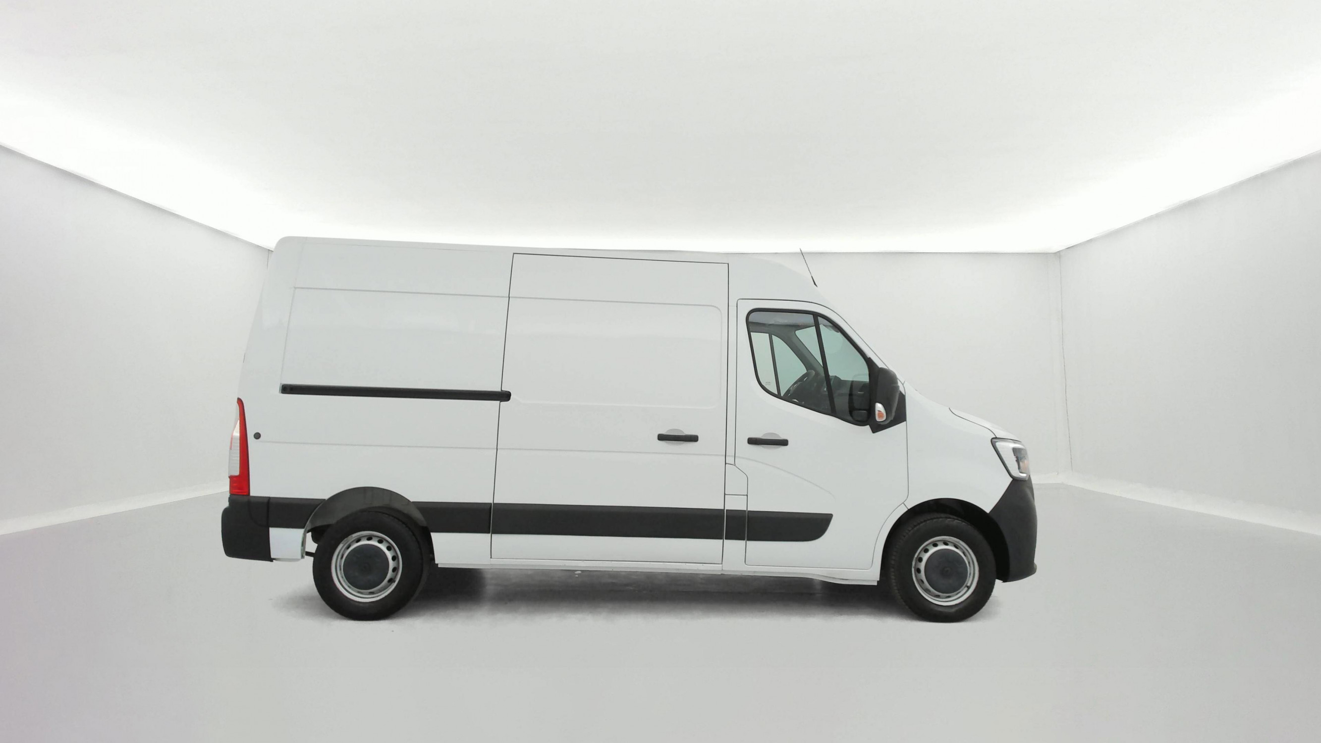 Vente en ligne Renault Master Fourgon MASTER FGN TRAC F3500 L2H2 DCI 135 au prix de 23 990 €