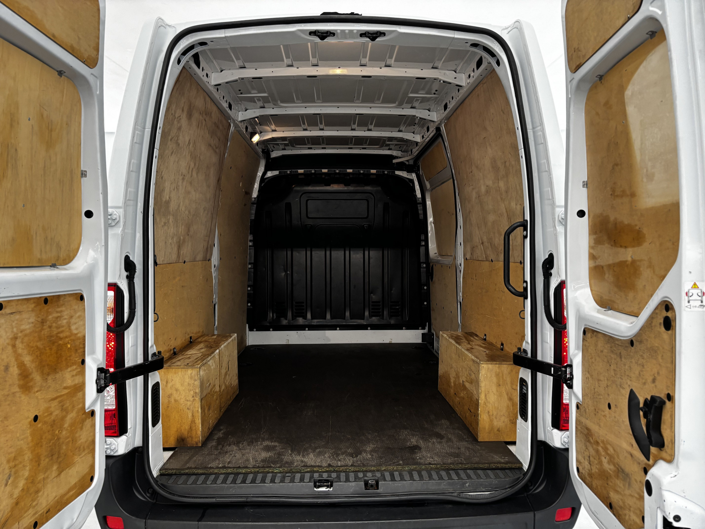 Vente en ligne Renault Master Fourgon MASTER FGN TRAC F3500 L2H2 DCI 135 au prix de 23 990 €