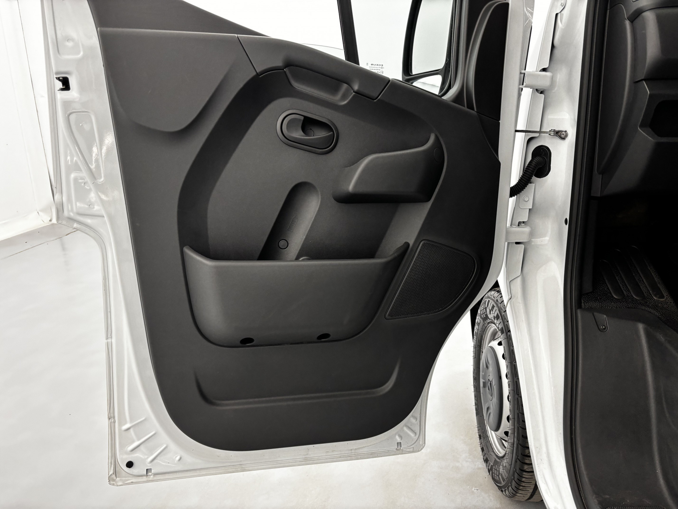 Vente en ligne Renault Master Fourgon MASTER FGN TRAC F3500 L2H2 DCI 135 au prix de 23 990 €