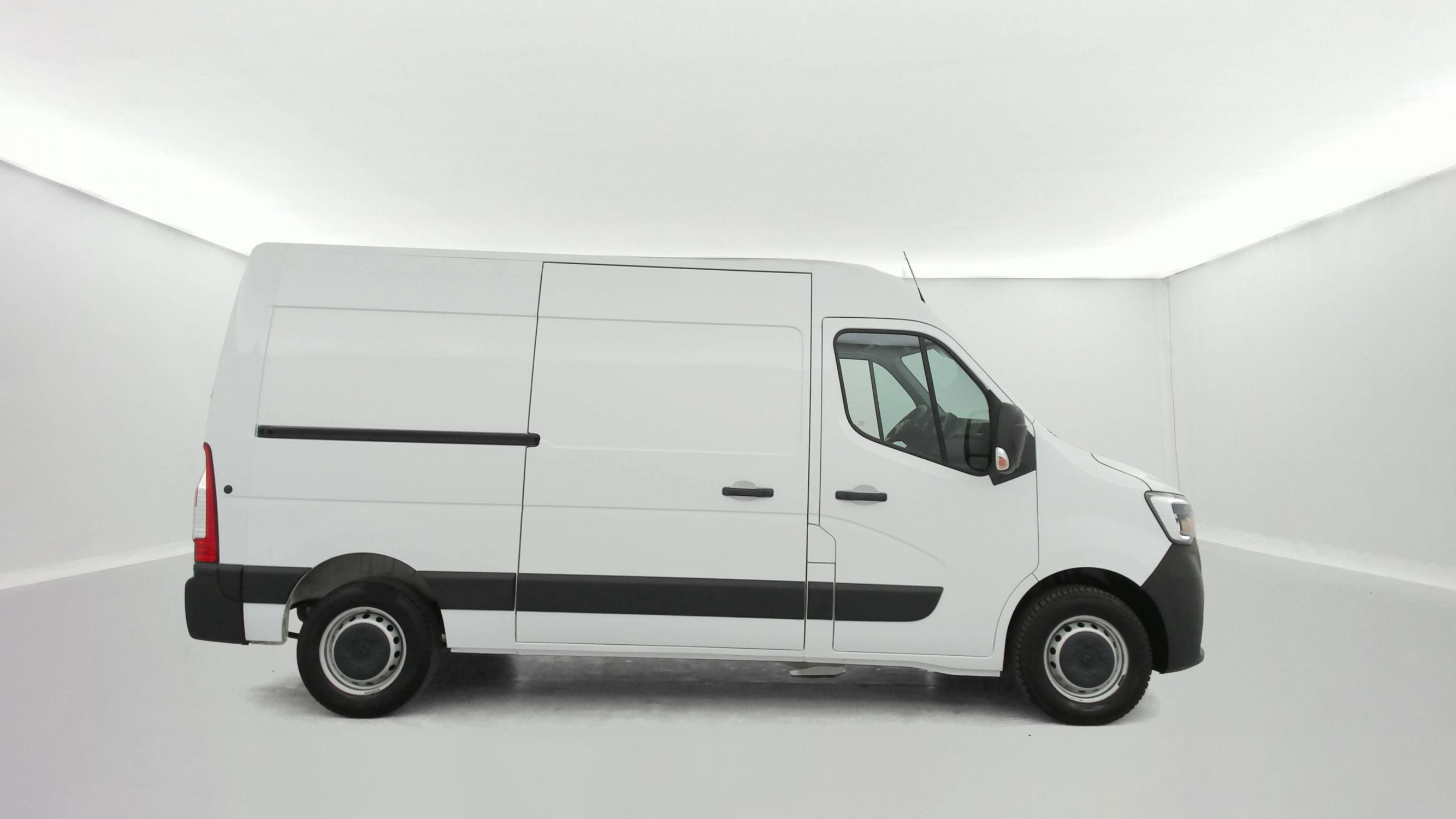 Vente en ligne Renault Master Fourgon MASTER FGN TRAC F3500 L2H2 BLUE DCI 135 au prix de 25 990 €