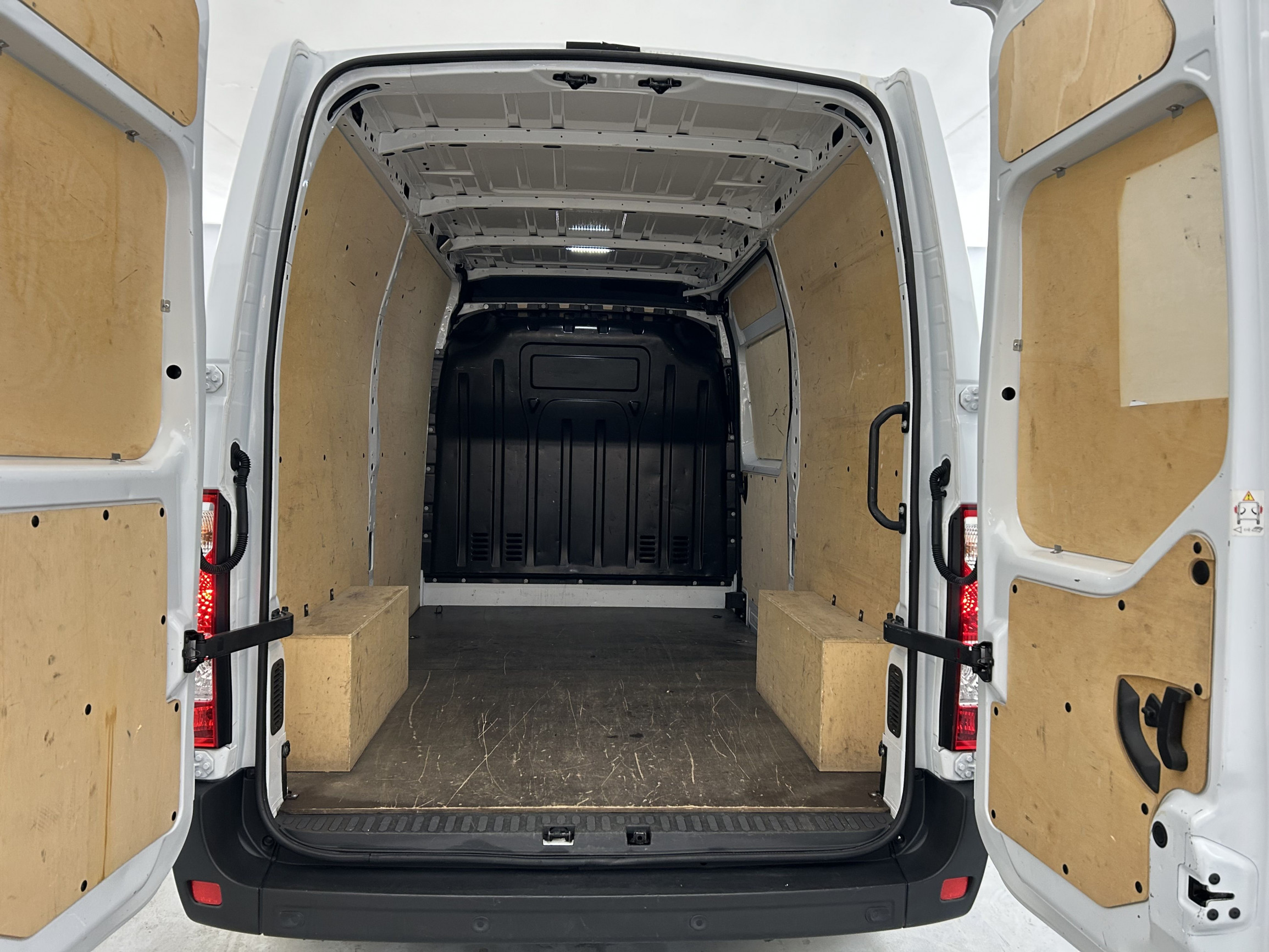 Vente en ligne Renault Master Fourgon MASTER FGN TRAC F3500 L2H2 BLUE DCI 135 au prix de 25 990 €