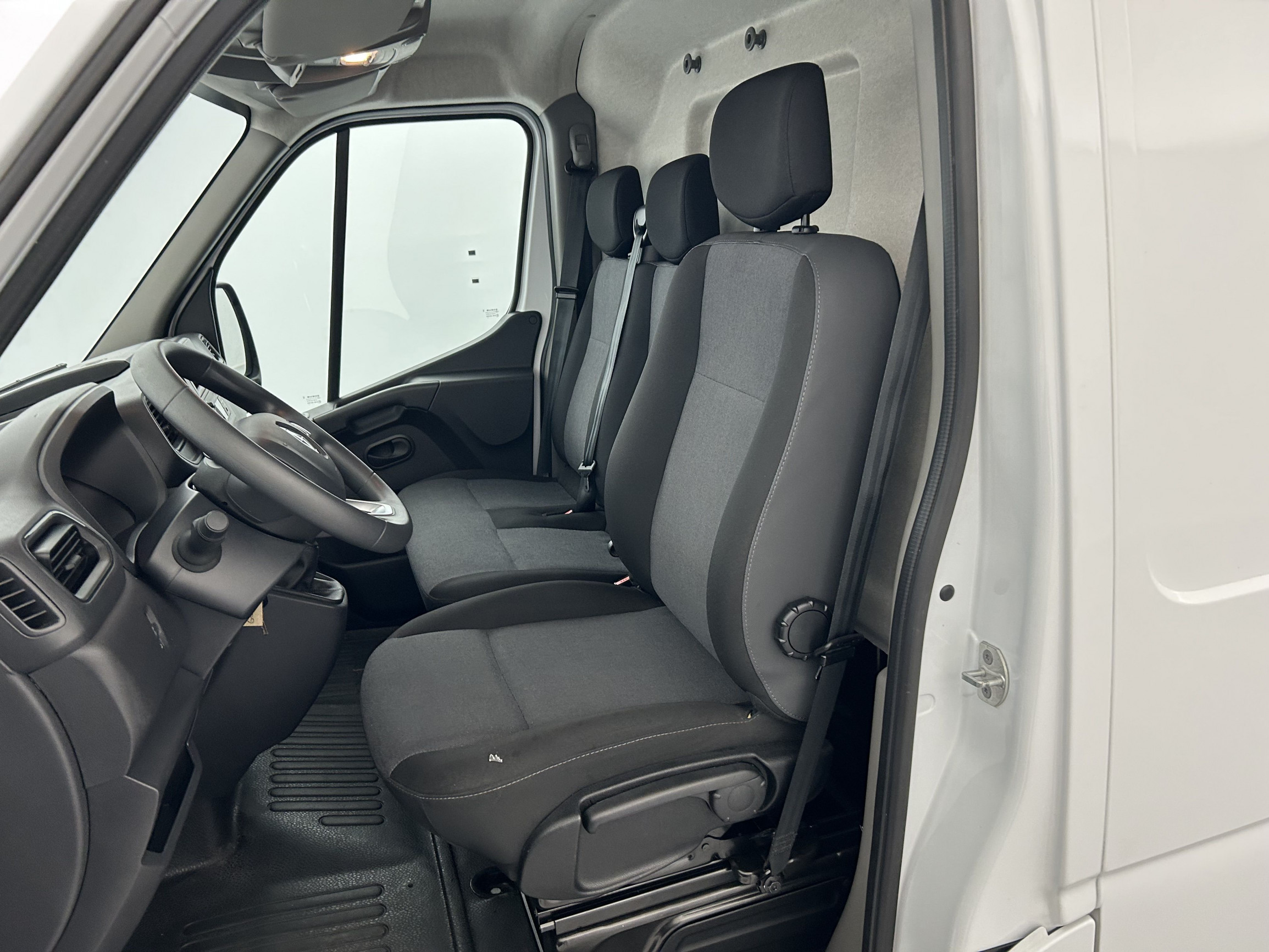 Vente en ligne Renault Master Fourgon MASTER FGN TRAC F3500 L2H2 BLUE DCI 135 au prix de 25 990 €