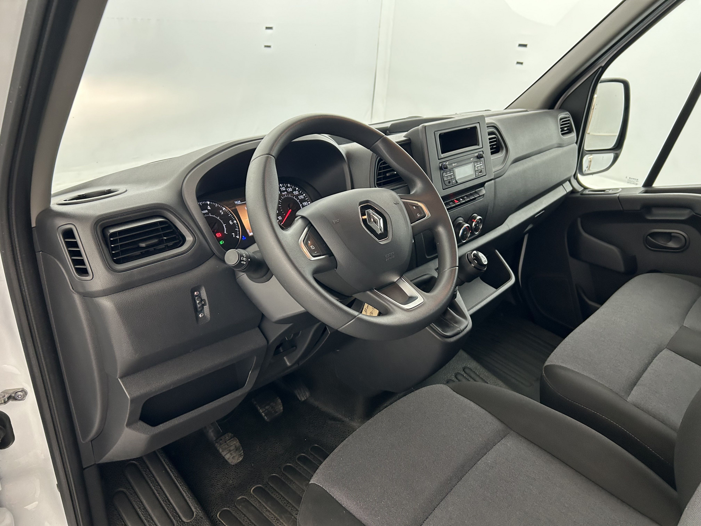 Vente en ligne Renault Master Fourgon MASTER FGN TRAC F3500 L2H2 BLUE DCI 135 au prix de 25 990 €