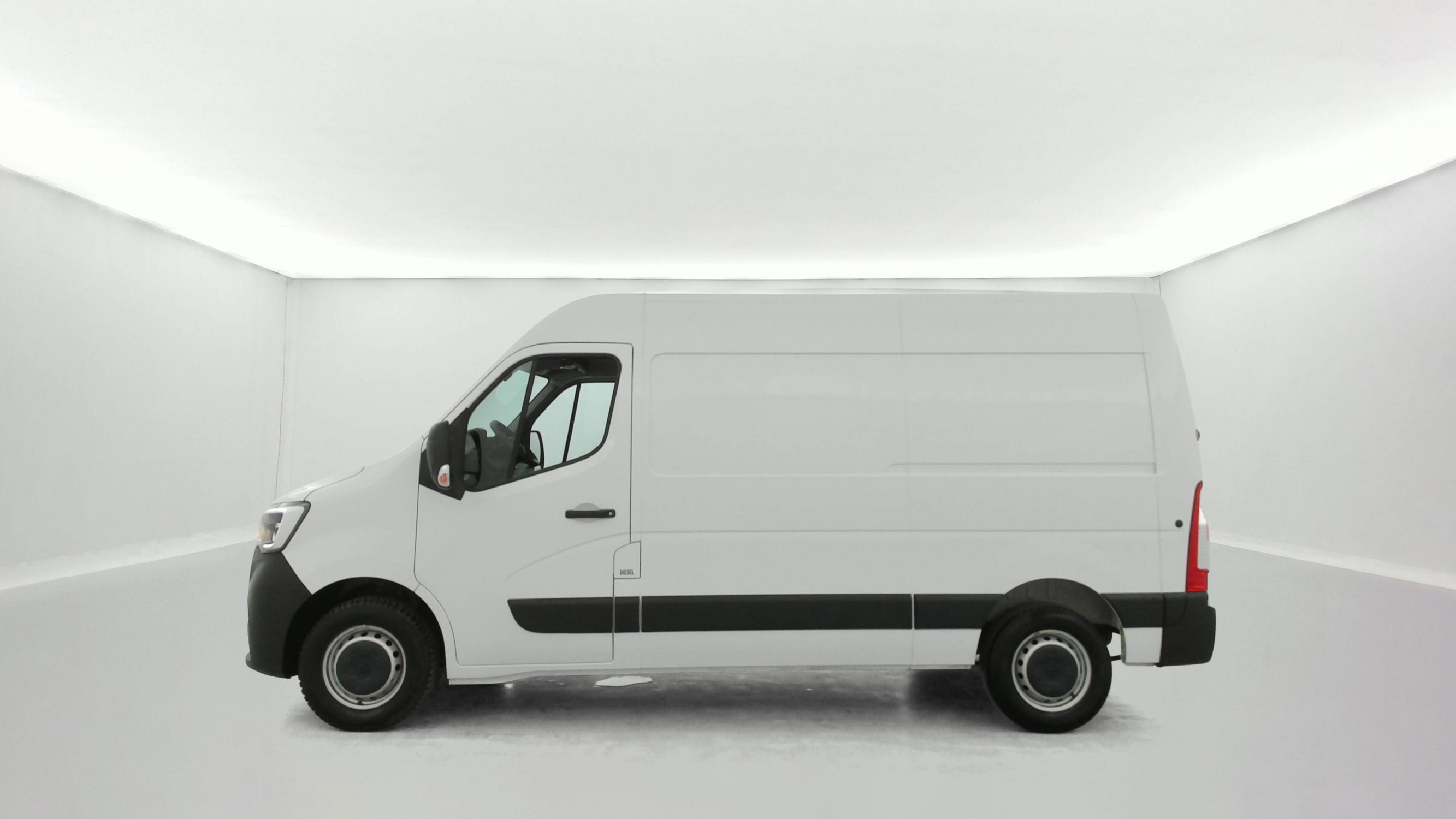 Vente en ligne Renault Master Fourgon MASTER FGN TRAC F3500 L2H2 BLUE DCI 135 au prix de 25 990 €