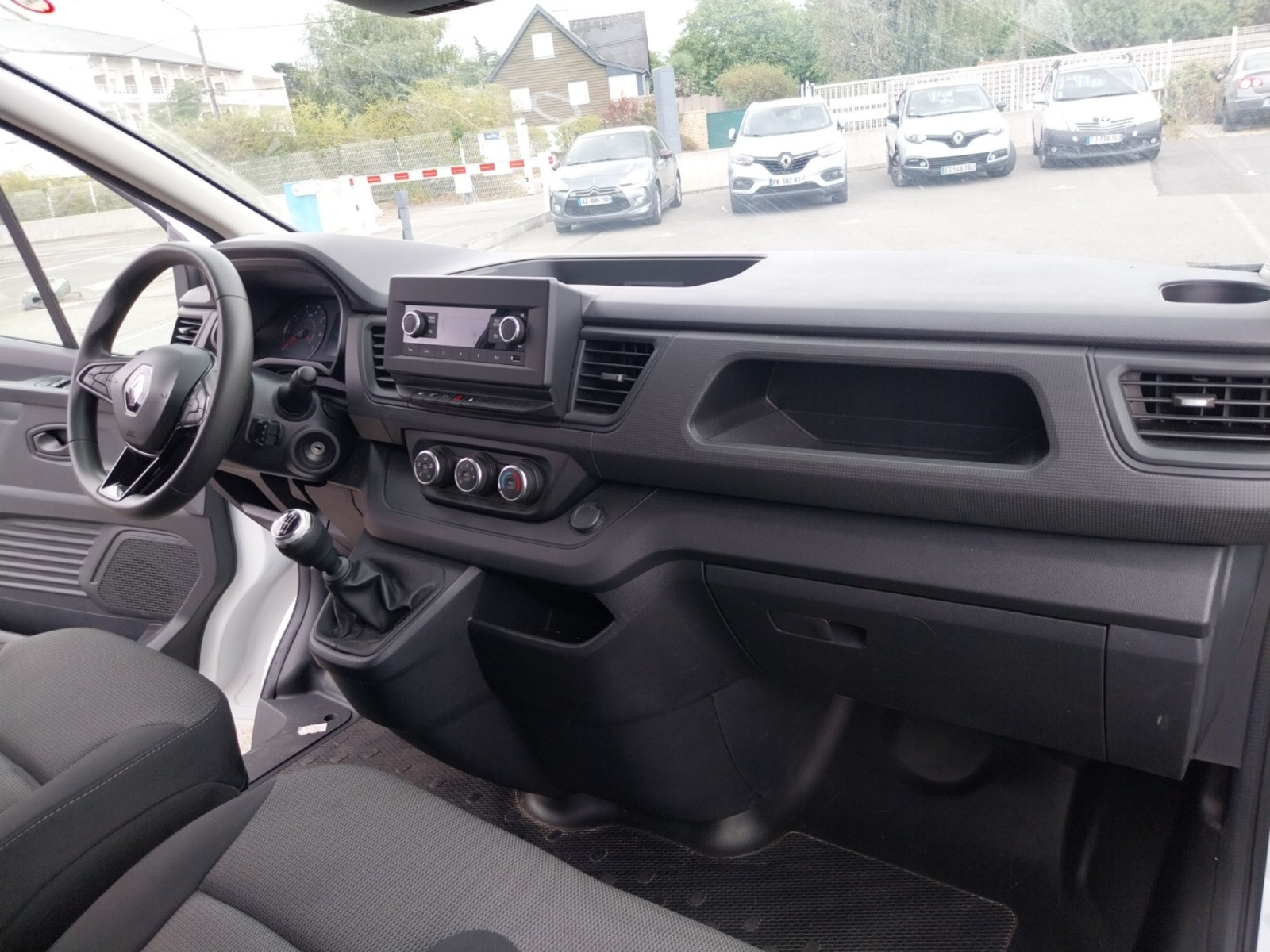 Vente en ligne Renault Trafic 3 Fourgon TRAFIC FG BLUE DCI 130 L1H1 3T GSR2 au prix de 22 990 €