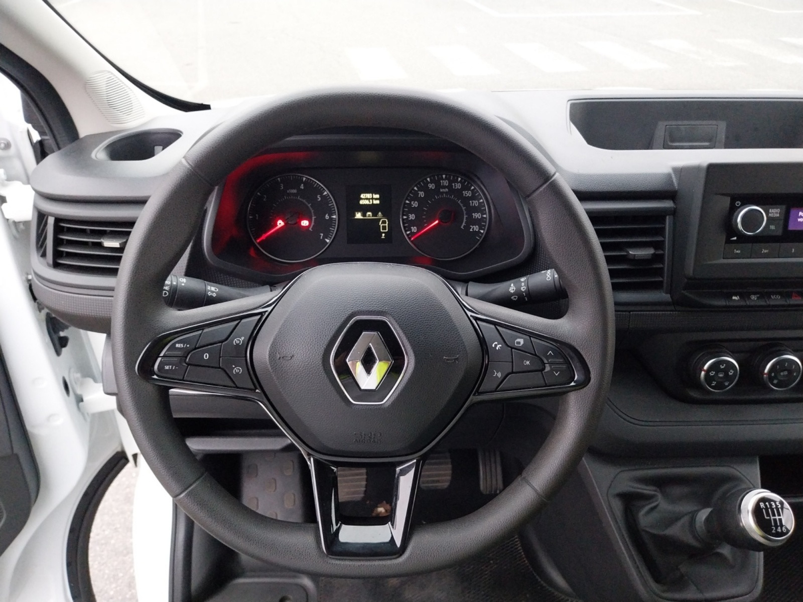 Vente en ligne Renault Trafic 3 Fourgon TRAFIC FG BLUE DCI 130 L1H1 3T GSR2 au prix de 22 990 €