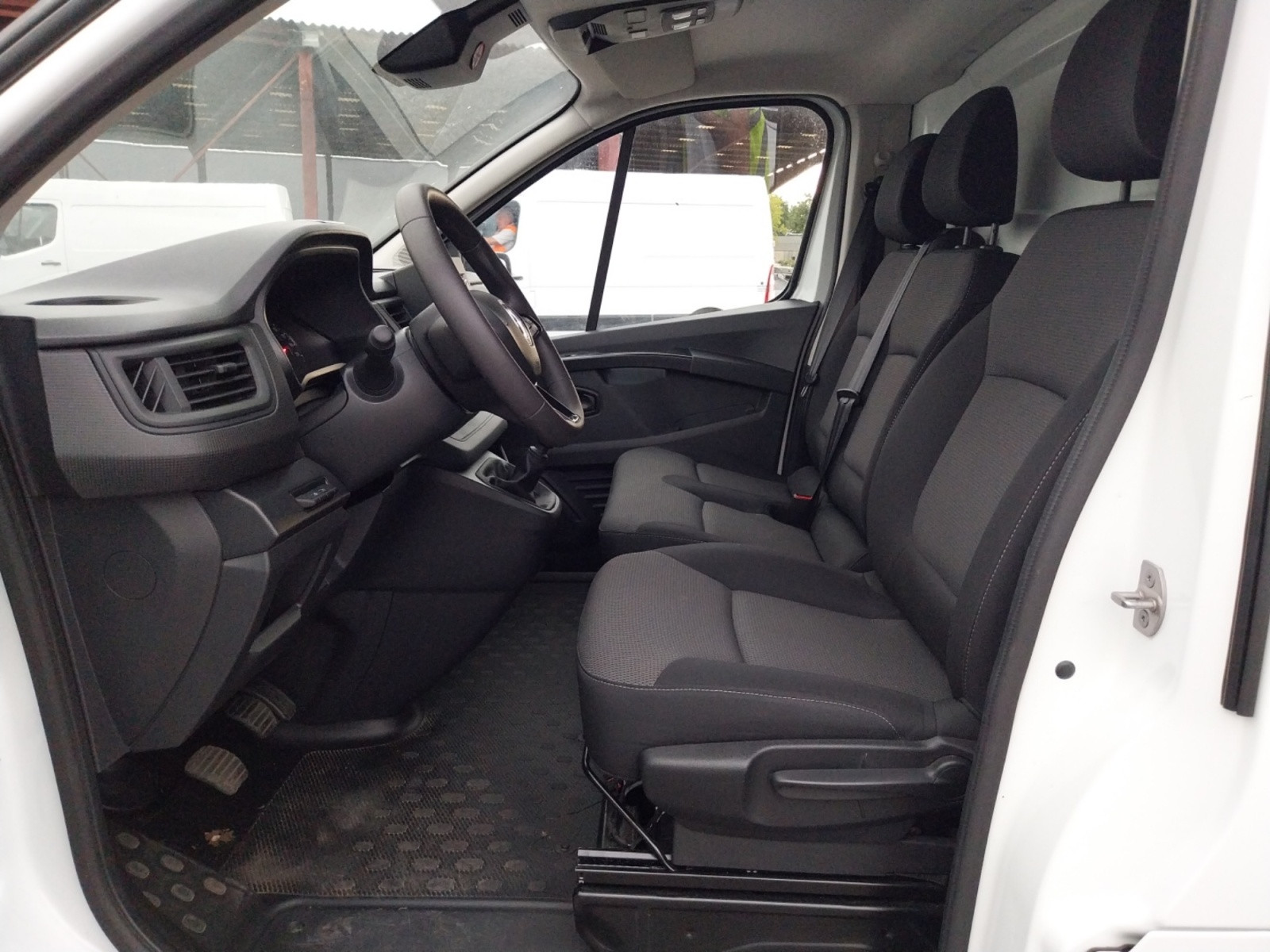 Vente en ligne Renault Trafic 3 Fourgon TRAFIC FG BLUE DCI 130 L1H1 3T GSR2 au prix de 22 990 €