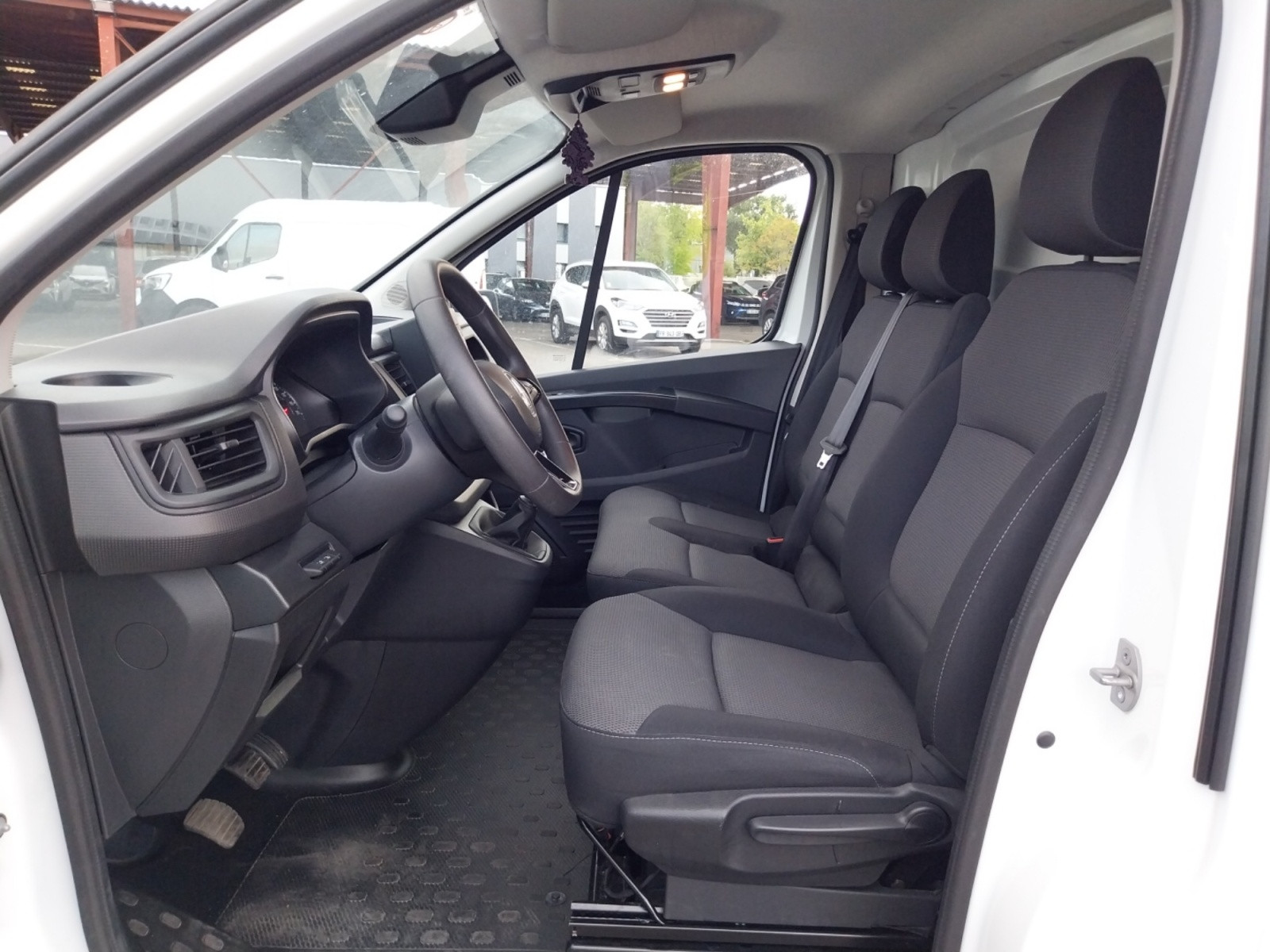 Vente en ligne Renault Trafic 3 Fourgon TRAFIC FG BLUE DCI 130 L1H1 3T GSR2 au prix de 22 990 €